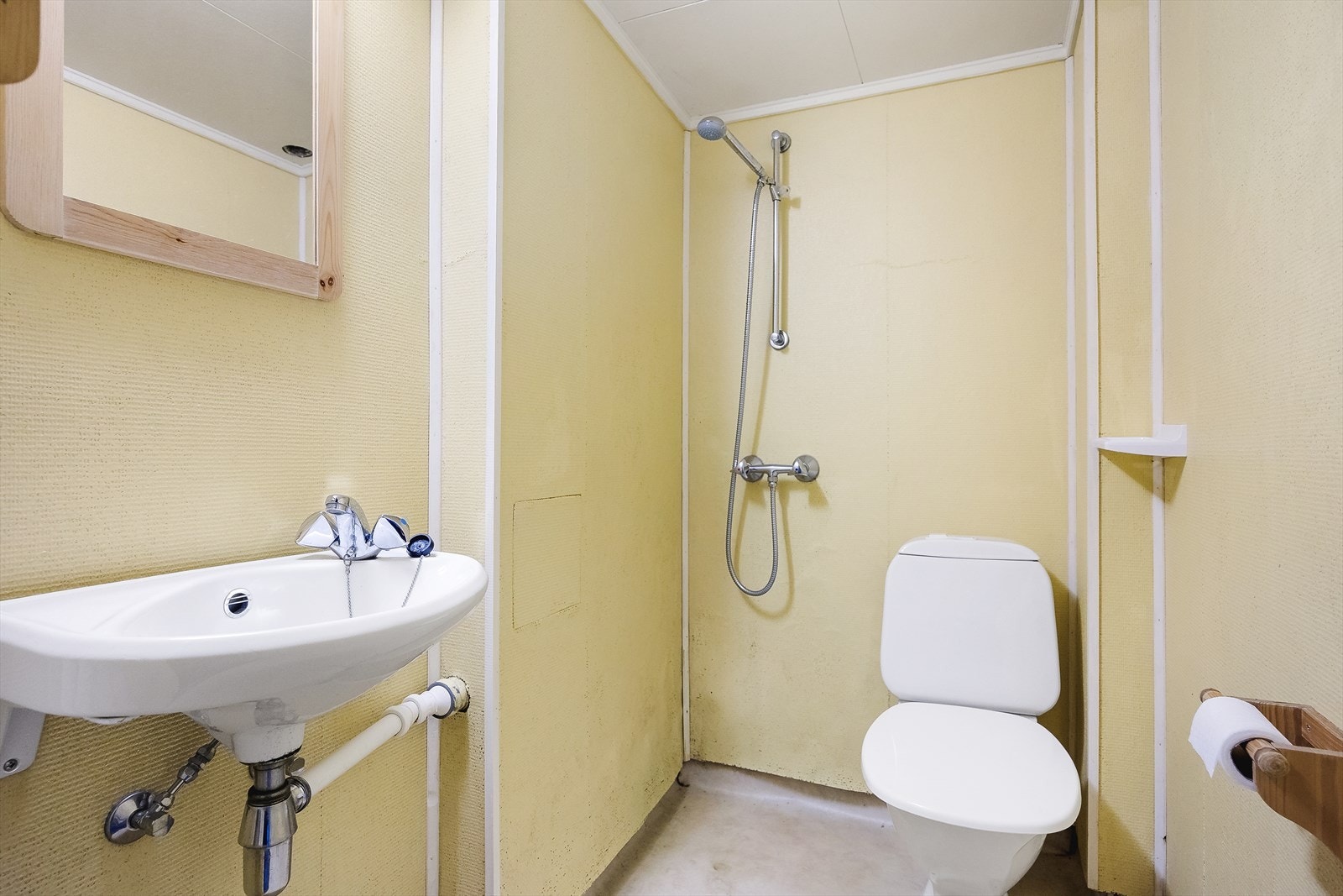Badet i kjelleren er utstyrt med dusjoppheng, klosett og servant Galleribilde