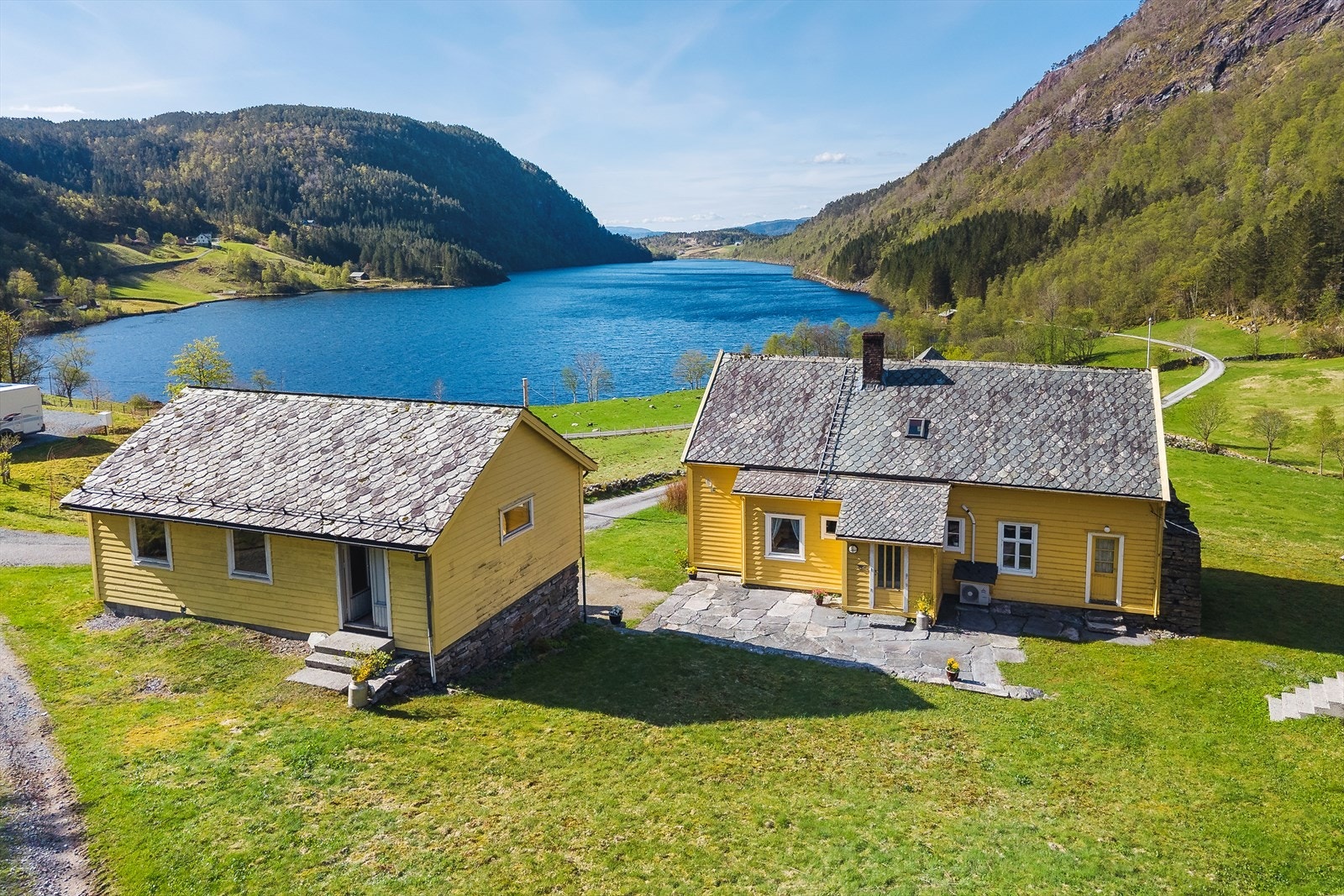 Eiendommen har en fantastisk beliggenhet med utsikt over idylliske Kvingedalsvatnet. Galleribilde