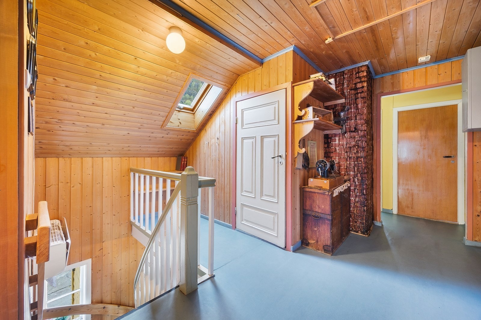 Loftet har gulv med belegg, samt vegger av panel Galleribilde