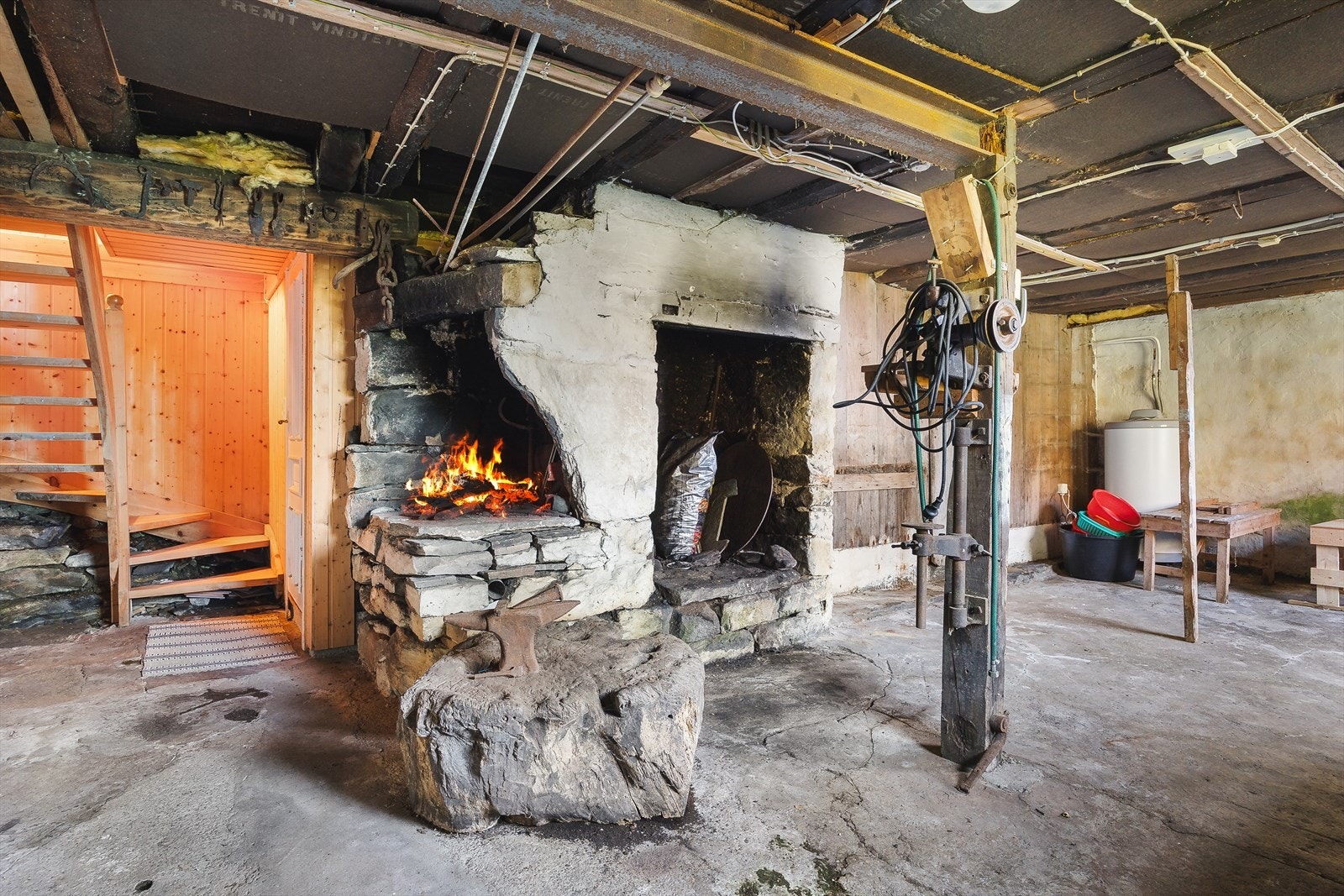 Rommet har murt grue, og det er montert 200 liters varmtvannsbereder i kjeller. Galleribilde
