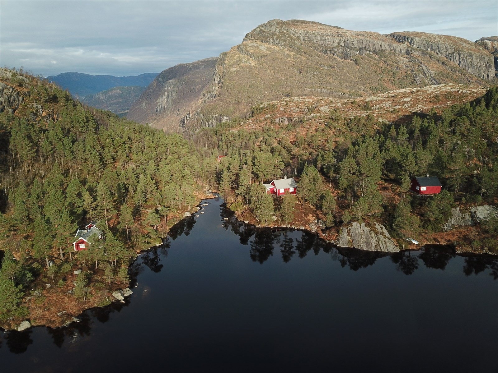 Det medfølger også hytte/sæter på Øvsta Kvingedalssetret. Galleribilde