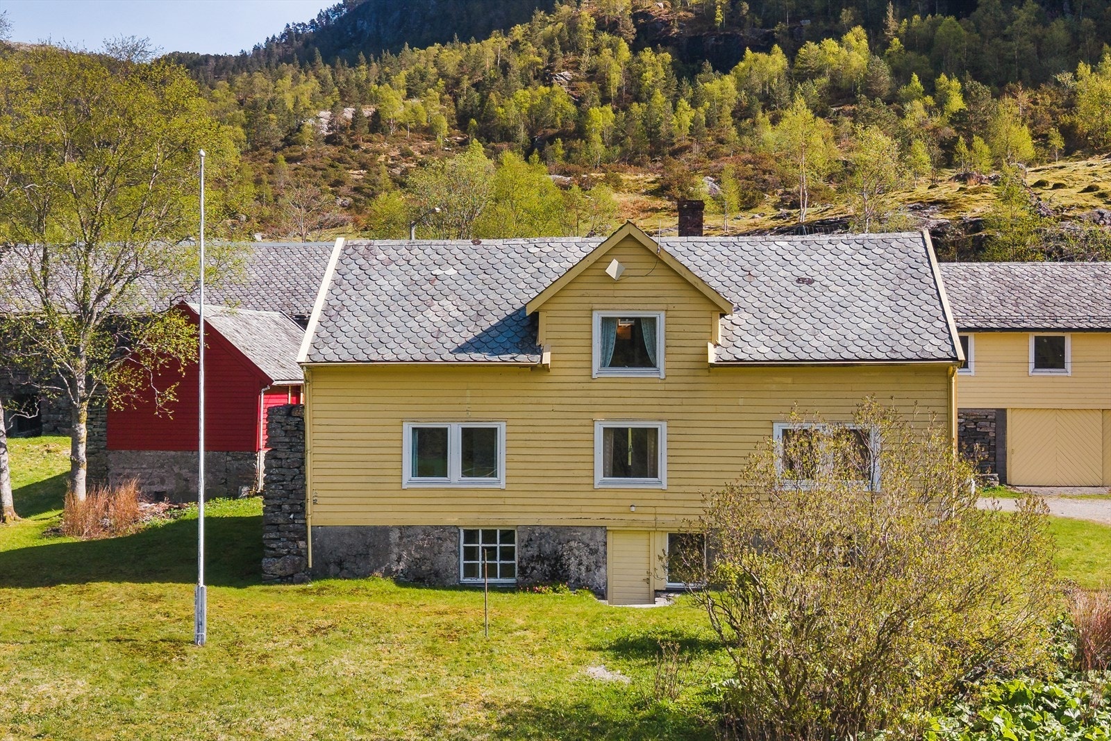 Husets sørvegg har nyere kledning og vinduer, sist oppgradert i 2007. Galleribilde