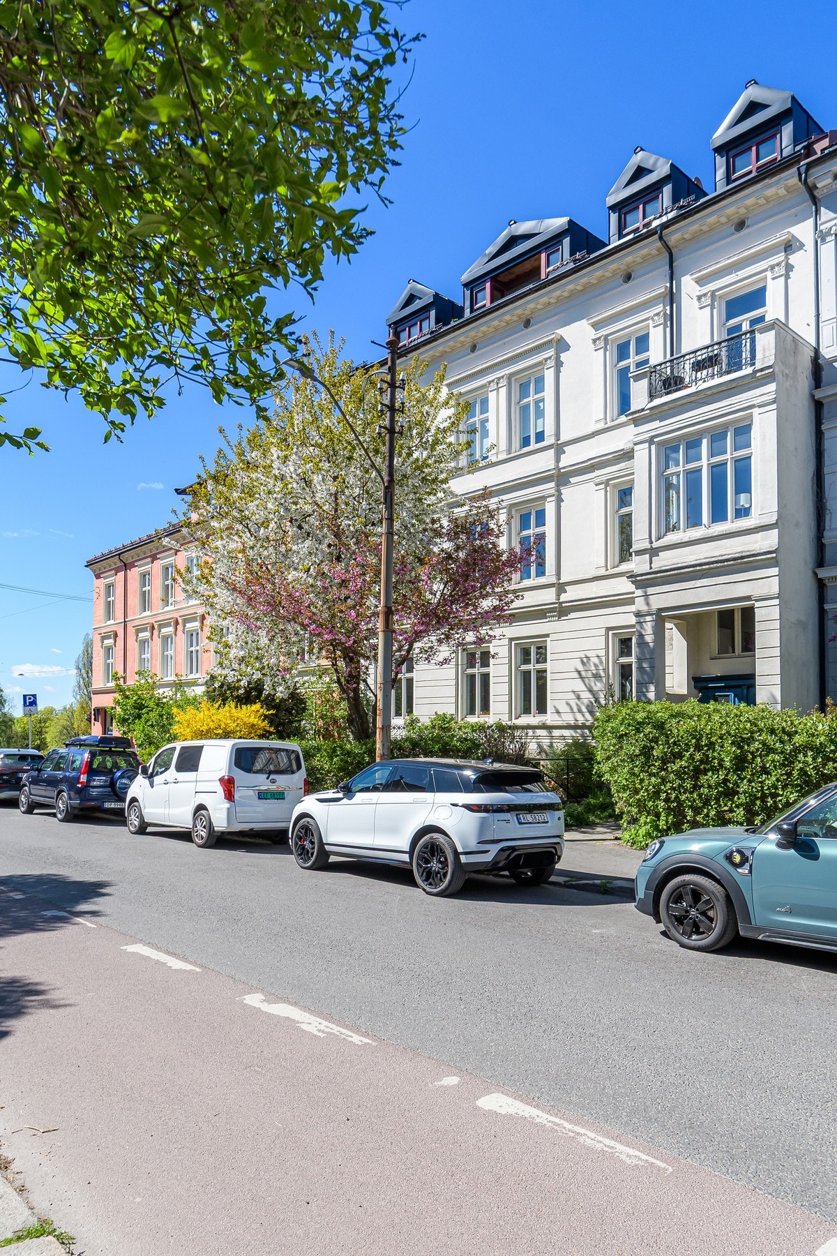 Her bor man stille og rolig til i en enveiskjørt gate. Galleribilde