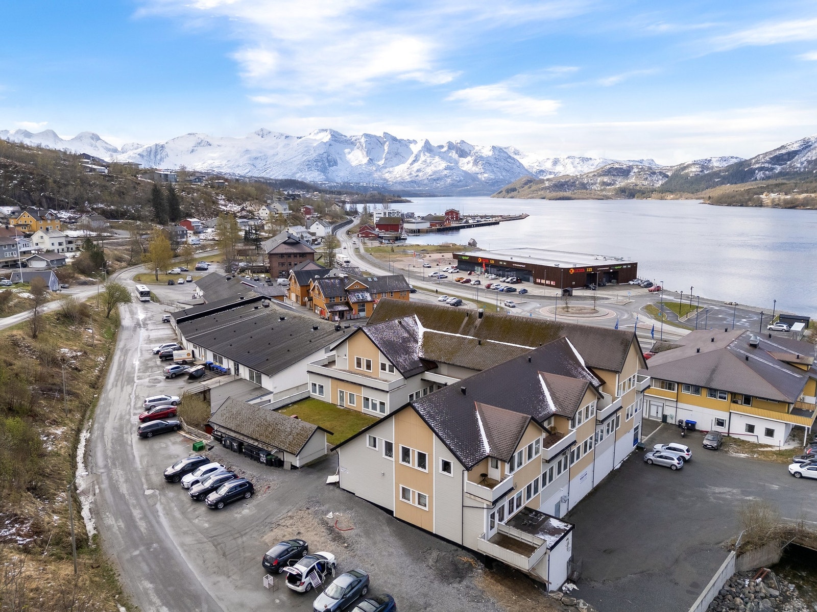 Oversikt som viser den sentrale plasseringen i Ørnes sentrum. Galleribilde