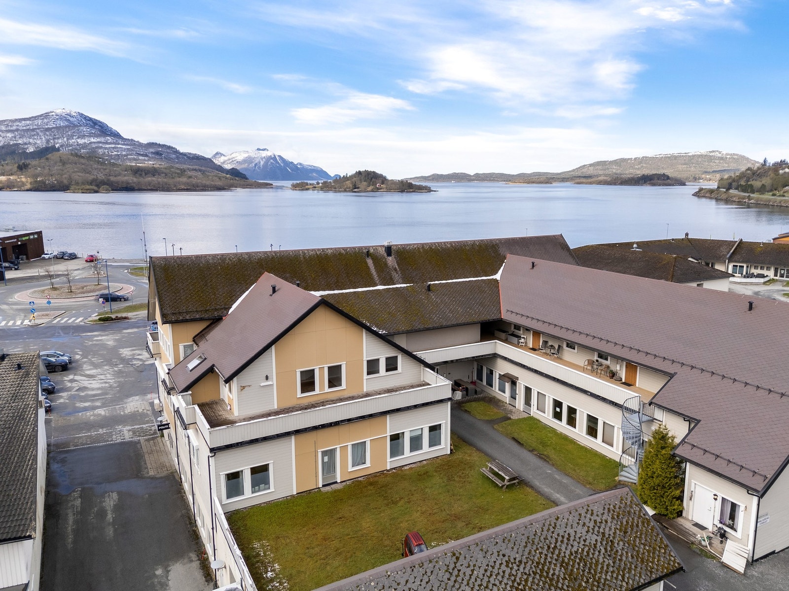 Bygget har en sentral beliggenhet på Ørnes, med nærhet til sjøen og servicetilbud. Galleribilde