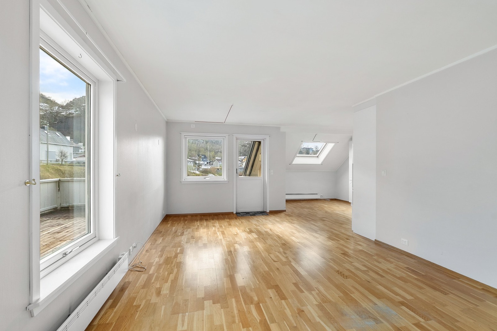 Stuen har god plass til både sofagruppe og spisebord, med utgang til terrassen. Galleribilde