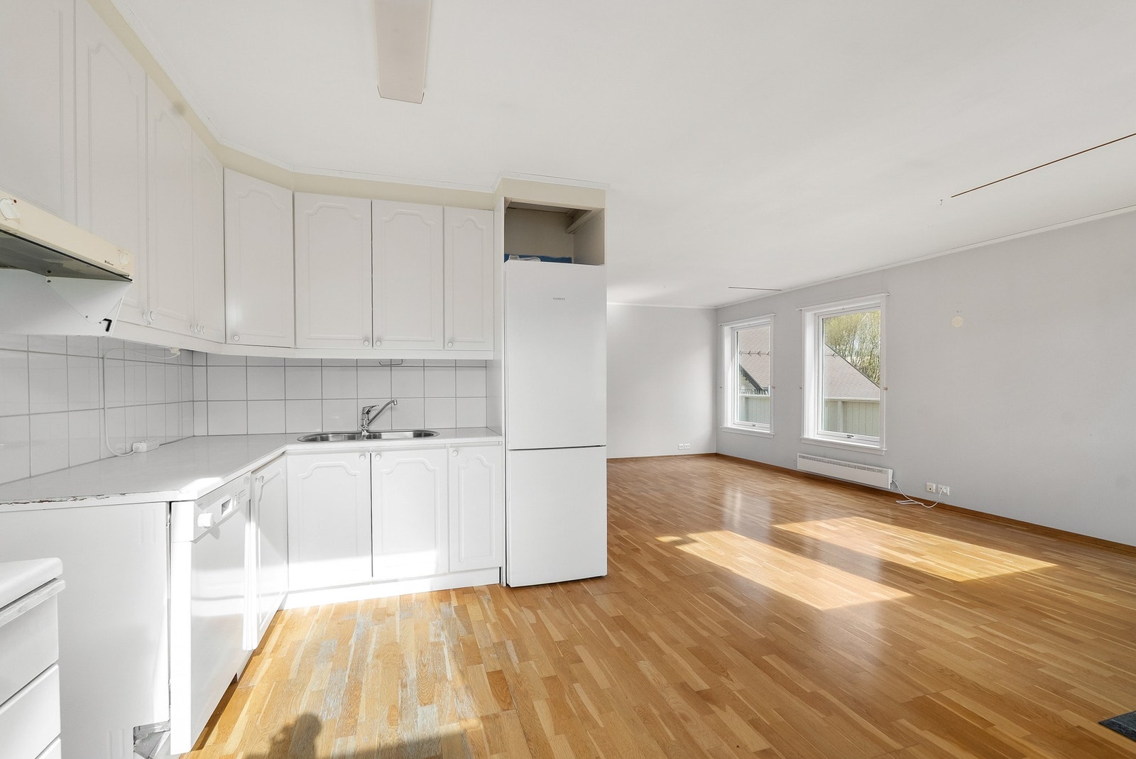 Kjøkkeninnredningen er fra byggeåret og har profilerte fronter og laminatbenkeplate med marmordesign. Det er opplegg for oppvaskmaskin. Galleribilde