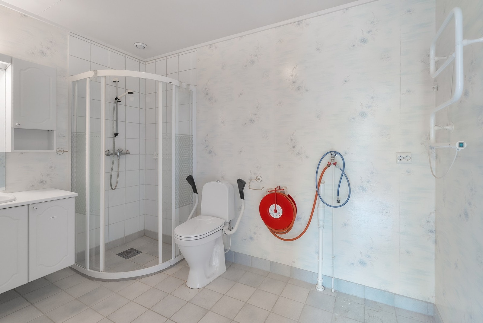 Badet har mekanisk avtrekk som styres fra kjøkkenventilatoren, og en fastmontert brannslange. Galleribilde