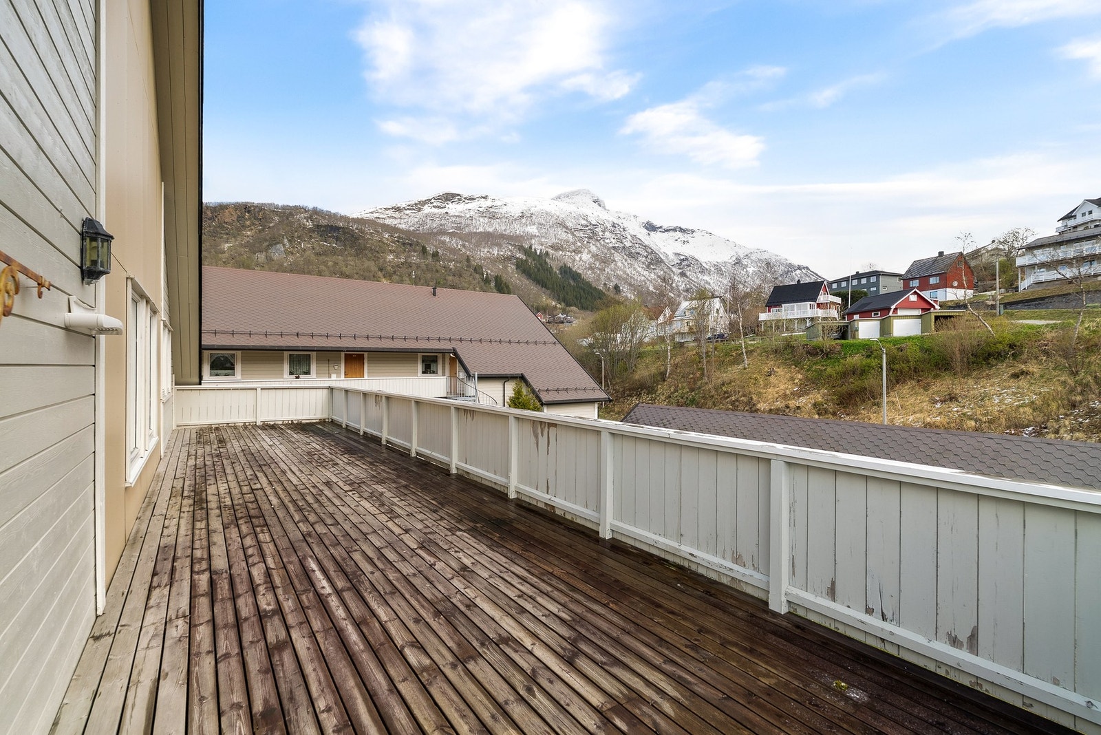 Fra stuen er det direkte utgang til en romslig, østvendt terrasse. Galleribilde