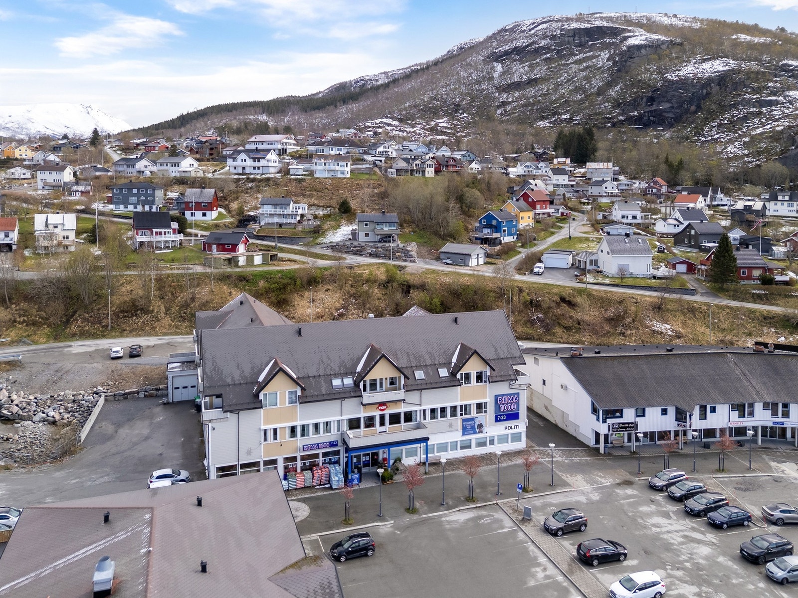 Dagligvarebutikker som Rema 1000 og Spar ligger i umiddelbar nærhet. Galleribilde
