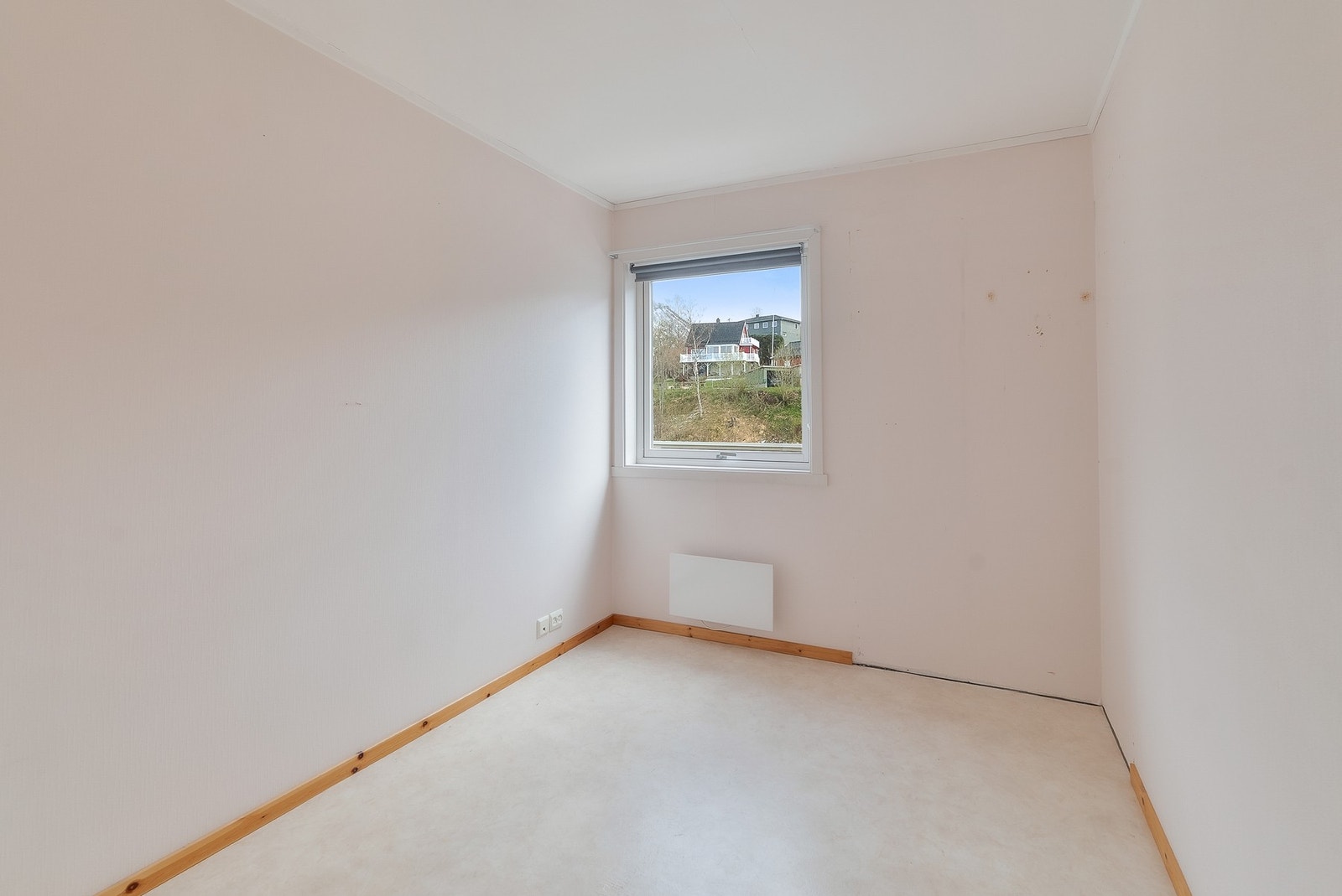 Det andre soverommet har også belegg på gulv og plass til seng og oppbevaringsløsninger. Galleribilde