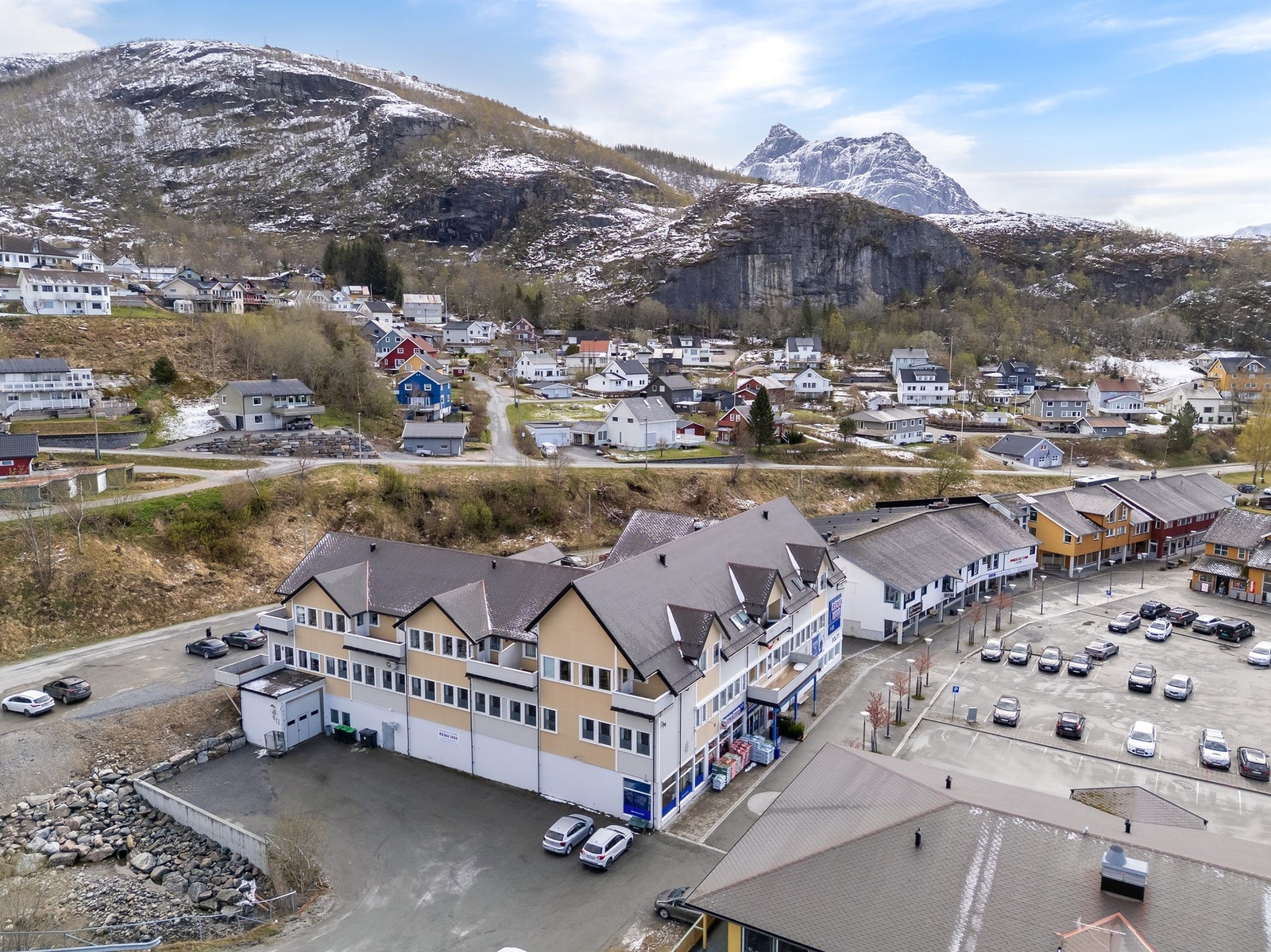 Området rundt eiendommen er tilnærmet flatt og asfaltert, med grusede parkeringsområder. Galleribilde