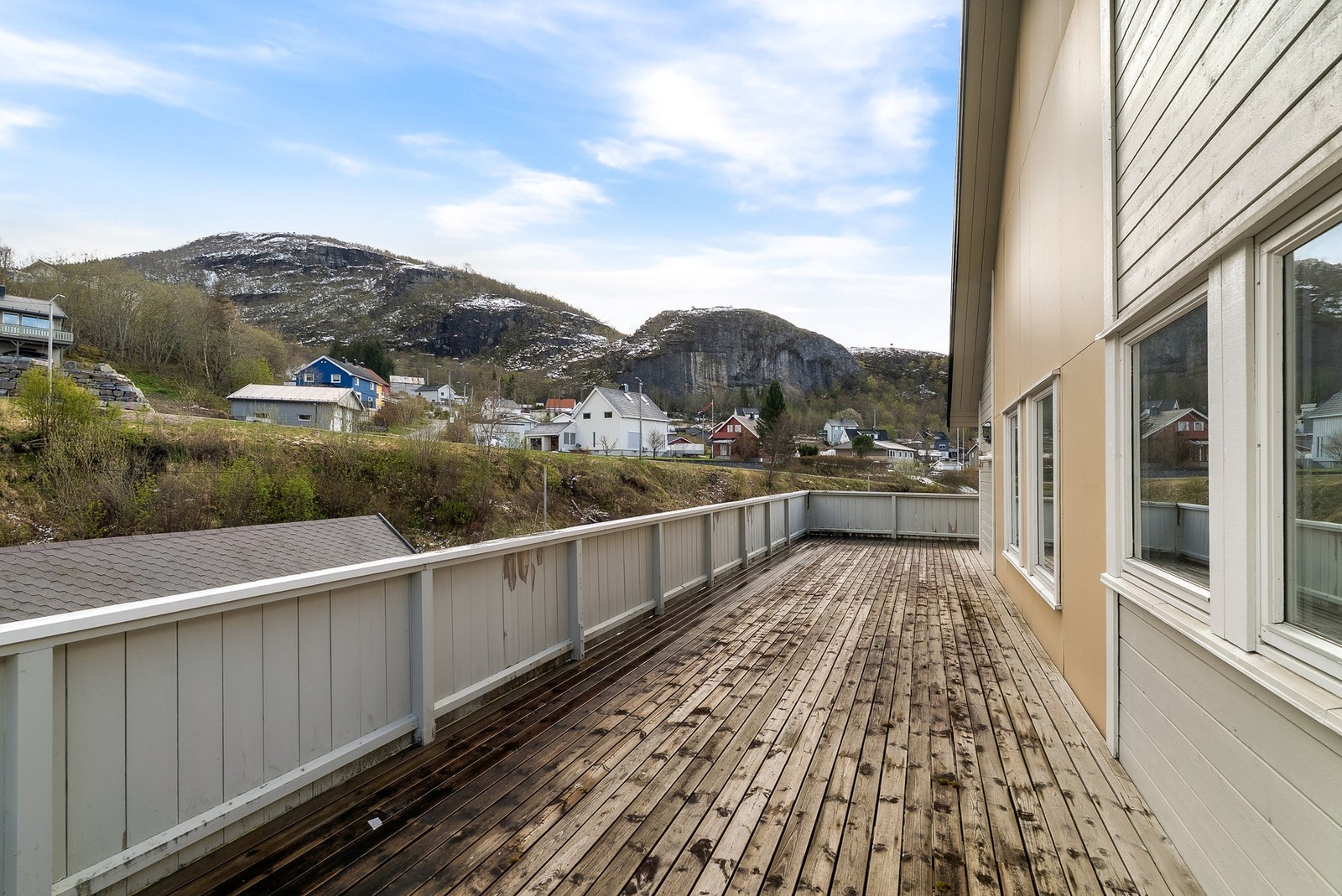 Terrassen er anlagt på taket over andre etasje og har tregulv. Galleribilde