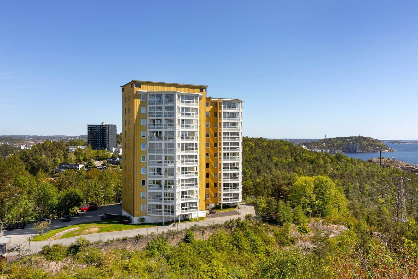 Rolig område med nærhet til turstier, buss, dagligvare og kort vei til sentrum Galleribilde