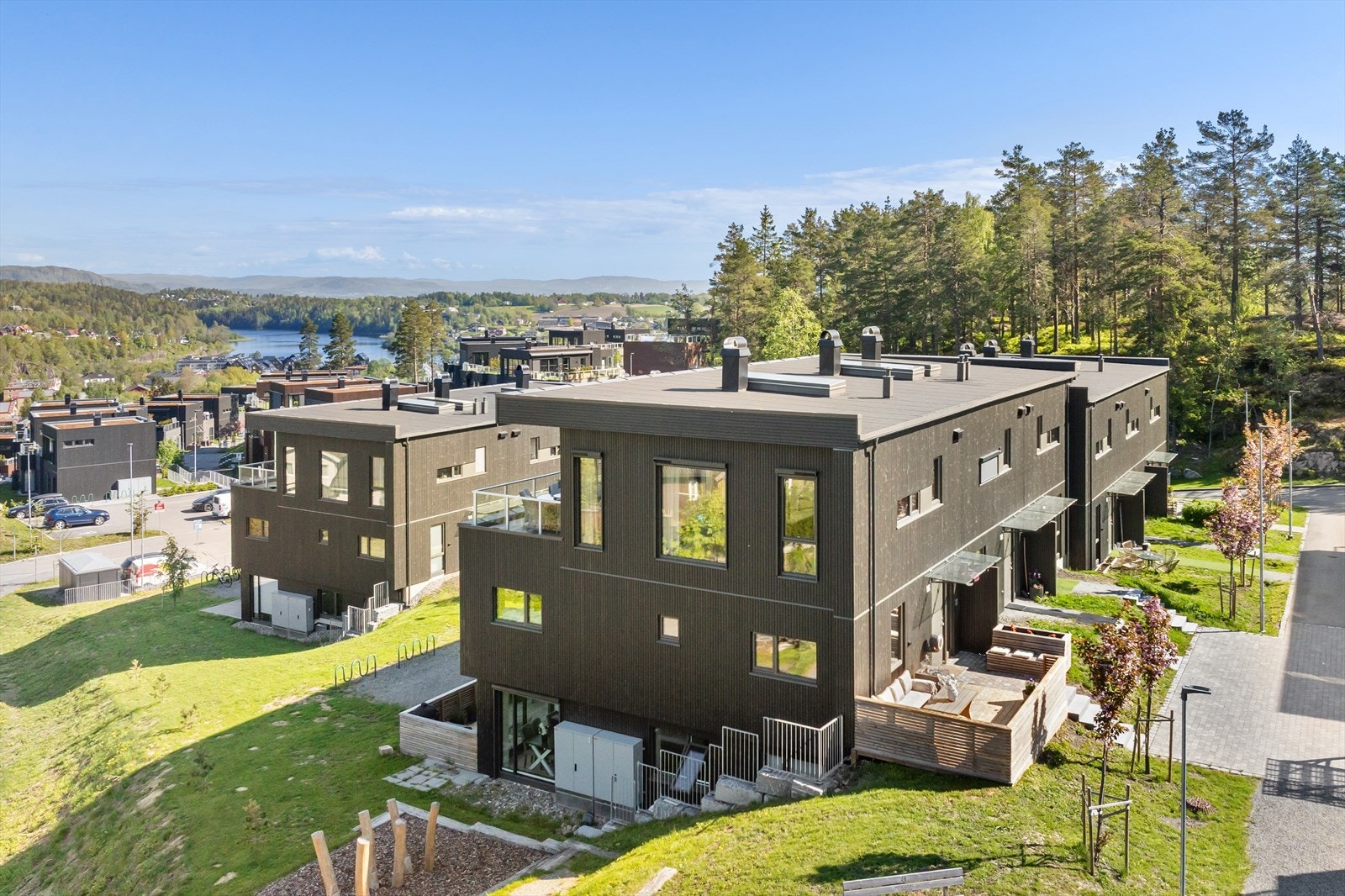 Beliggende i et rolig og barnevennlig nabolag med nærhet til både skog og vann. Galleribilde