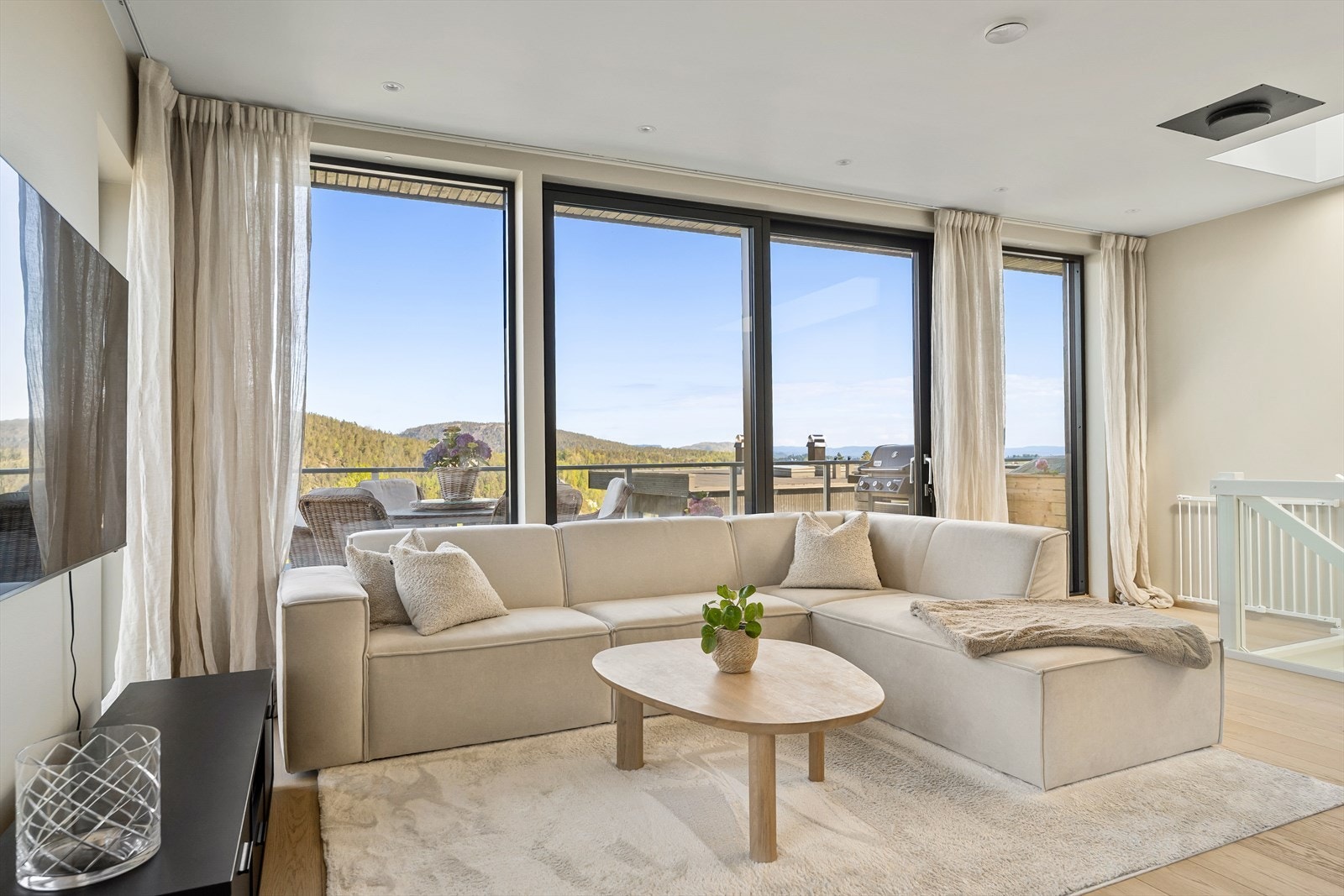 Fra stuen er det utgang via skyvedør til en stor takterrasse på 18 m². Galleribilde