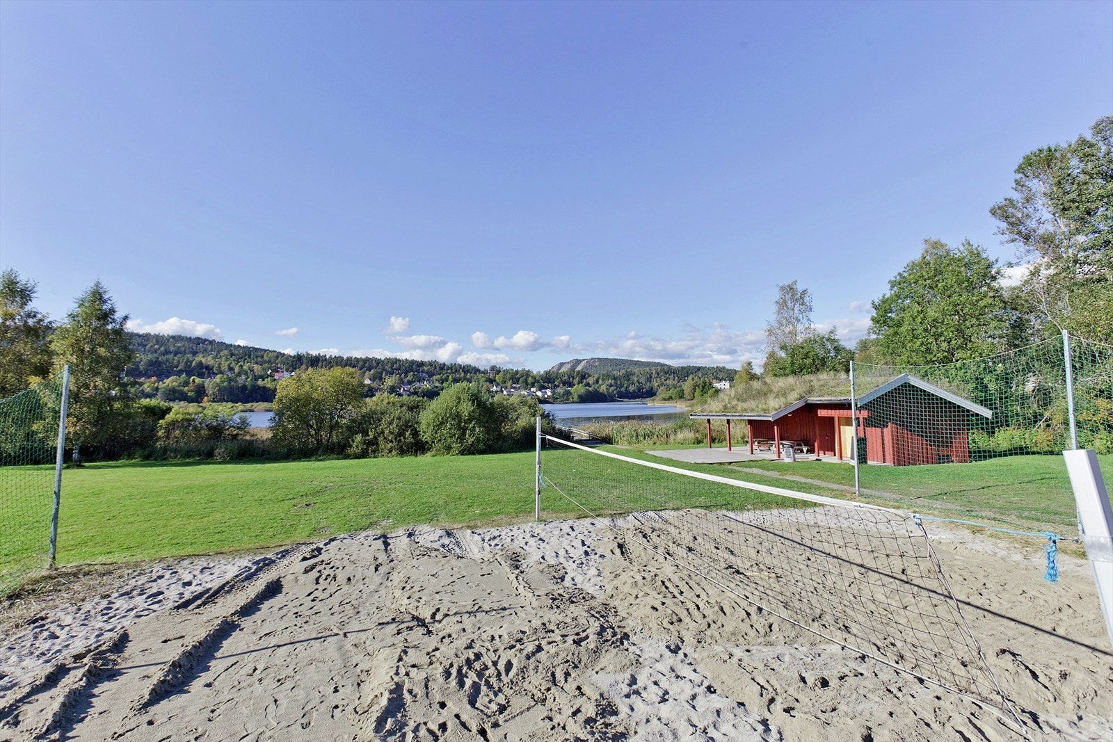 Heggedal har også volleybannbane, badestrand og tuftepark som flittig benyttes av både store og små. Galleribilde