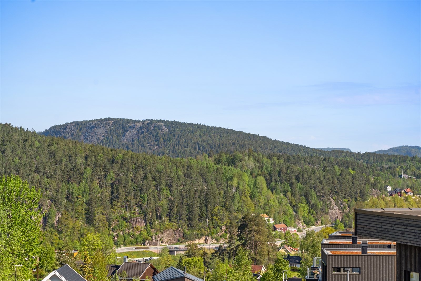 Heggedal terrasse ligger flott til med nærhet til flotte turområder, og ca. 15 min gange til togstasjon og Heggedal sentrum. Galleribilde