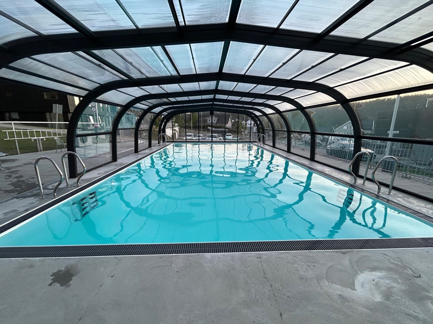 Sameiet har et deilig oppvarmet basseng på feltet, som beboerne i sameiet kan benytte. Galleribilde