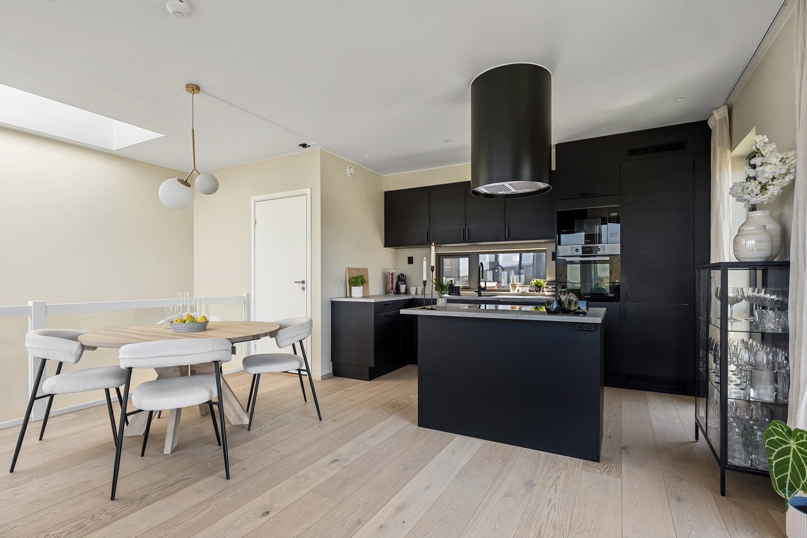 Moderne kjøkken fra Sigdal med glatte, mørke fronter og en praktisk kjøkkenøy. Galleribilde