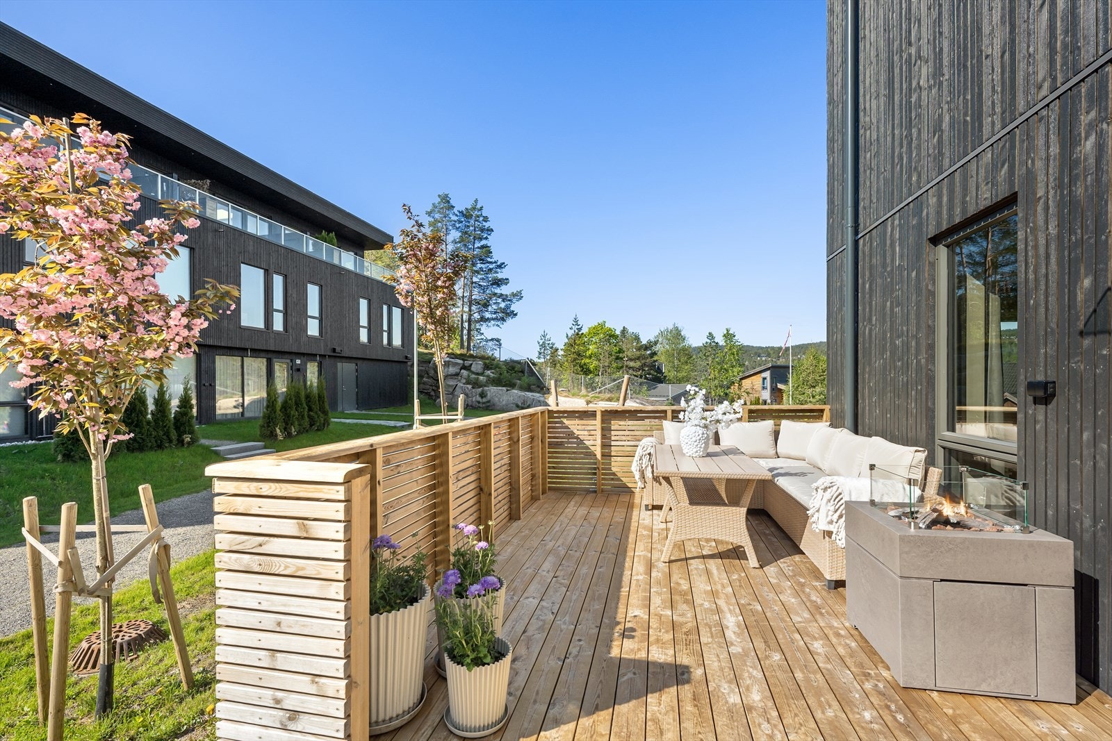 Ved inngangspartiet er det en terrasseplatting på 20 m² Galleribilde