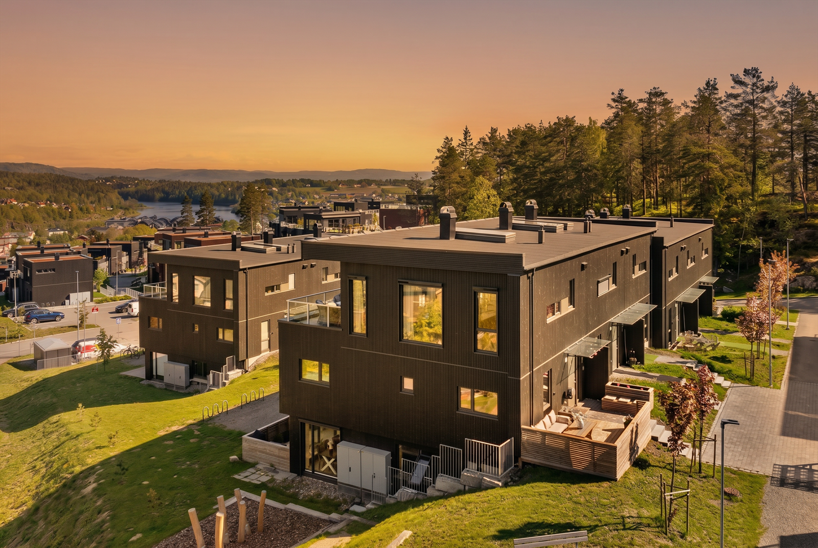 Sara Husebø v/Eiendomsmegler 1 har gleden av å presentere Blåbærskogen 43! - Foto: Rekyl Galleribilde