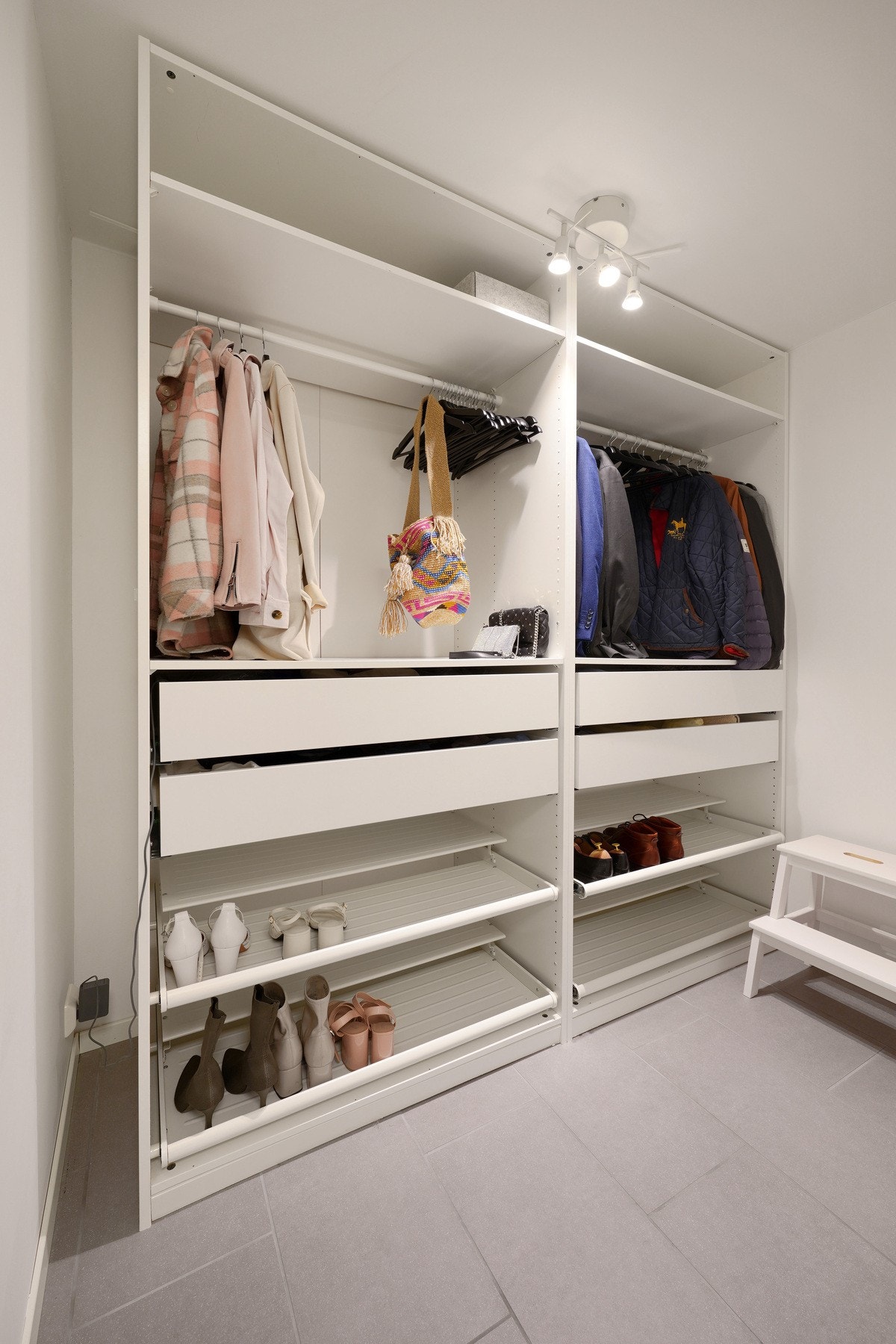 Innvendig bod/garderobe bak kjøkkenet. Galleribilde