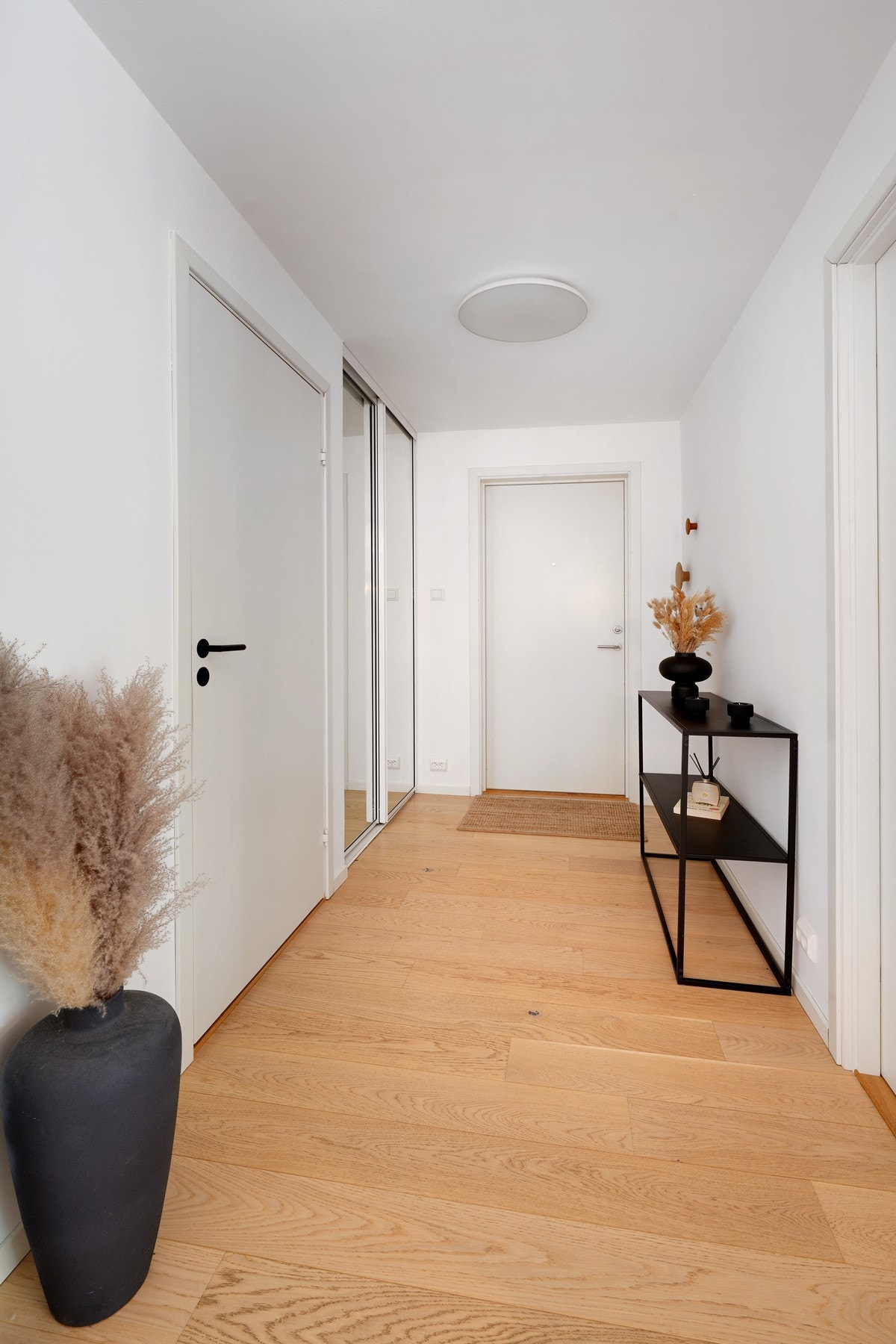 Entré med skyvedørsgarderobe. Galleribilde