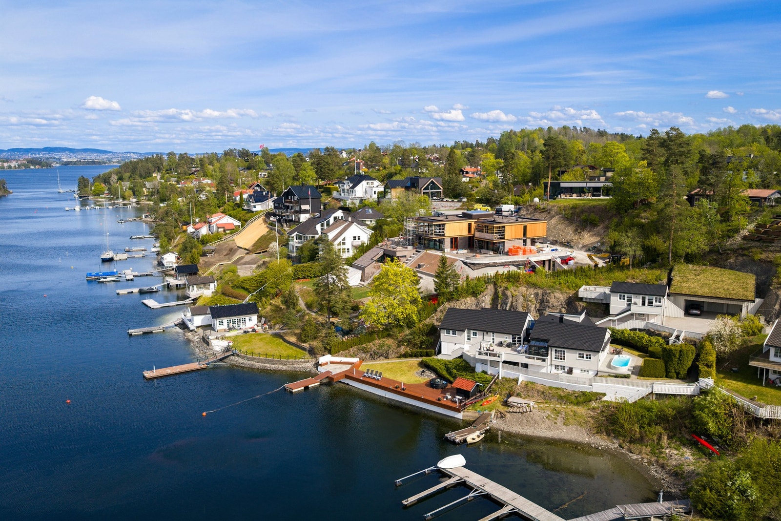 Området byr på flotte tur- og rekreasjonsmuligheter året rundt, med kort vei til badeplasser, kyststier og grøntområder. Nesøya idrettsanlegg og flere fritidstilbud ligger også i nærområdet. Galleribilde