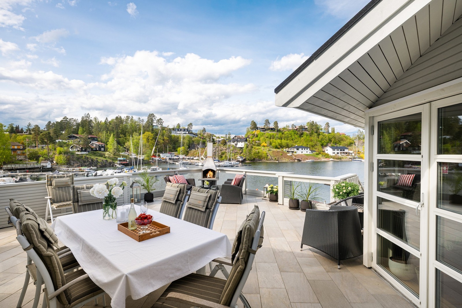 Boligen har flere flotte uteplasser og terrasser med gode oppholdsarealer rundt boligen. Her finnes blant annet veranda med utgang fra stue og kjøkken, samt flere terrasser med ulike sol- og oppholdssoner. Galleribilde