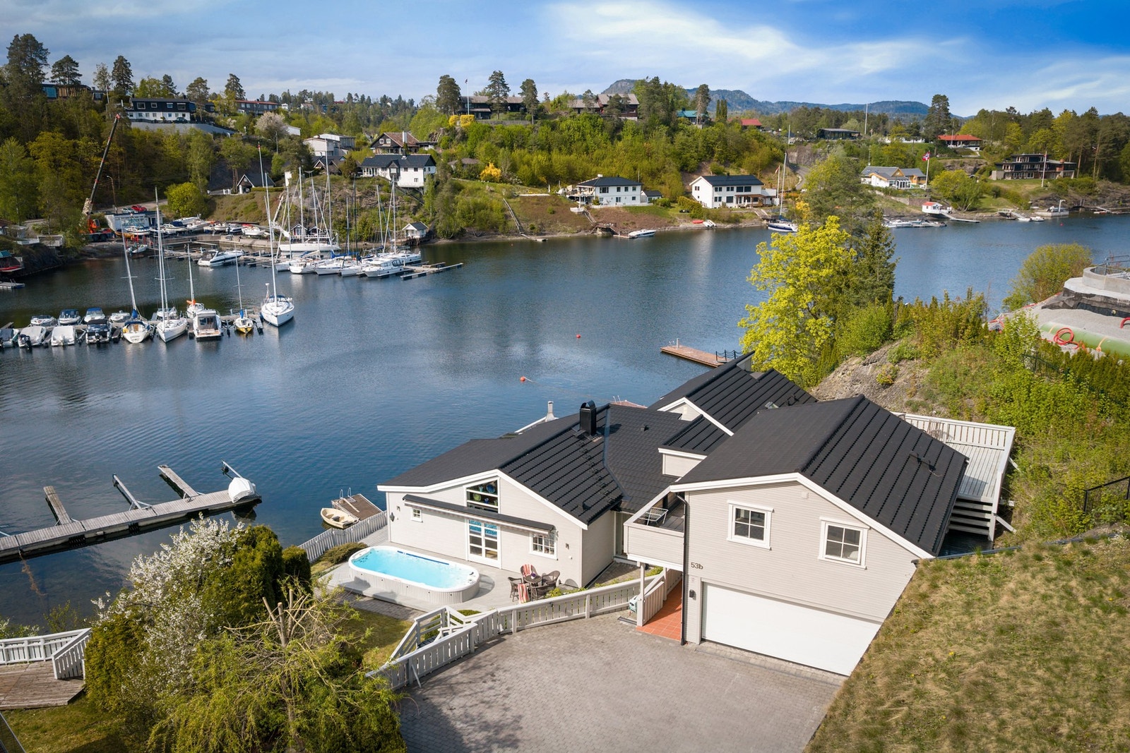Eksklusivt beliggende ved vannkanten med egen brygge, basseng og flotte solforhold. Galleribilde