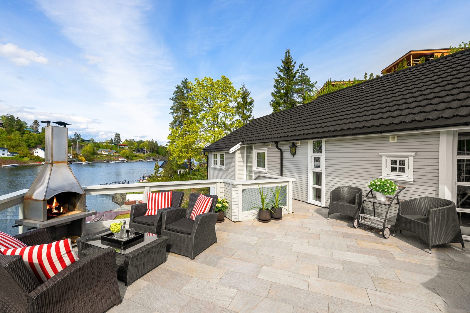Eiendommen ligger svært solrikt til med sen kveldssol og byr på store, sosiale terrassearealer som innbyr til hyggelige sammenkomster med familie og venner. Galleribilde