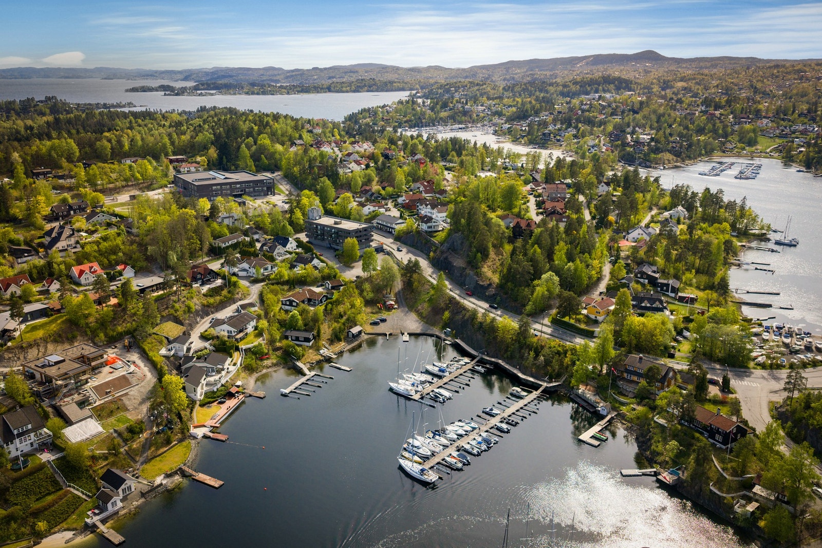 En eiendom som kombinerer flotte uteområder, eksklusive fasiliteter og et imponerende bryggeanlegg med longside båtplass for båt opptil ca. 60 fot. Galleribilde