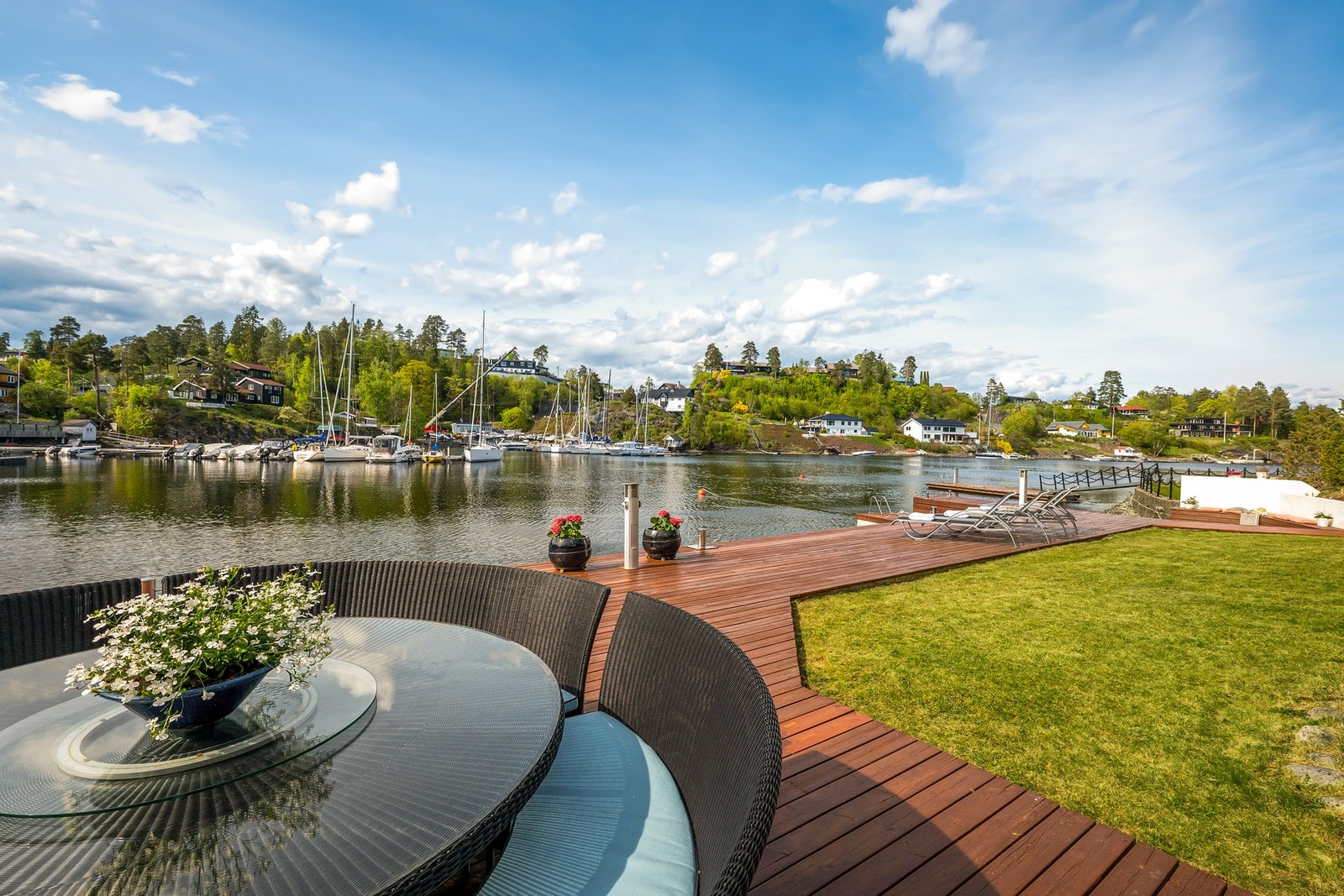 Her får man også flytebrygge med bademuligheter og en fantastisk nærhet til sjøen som skaper en helt spesiell atmosfære året rundt. Galleribilde