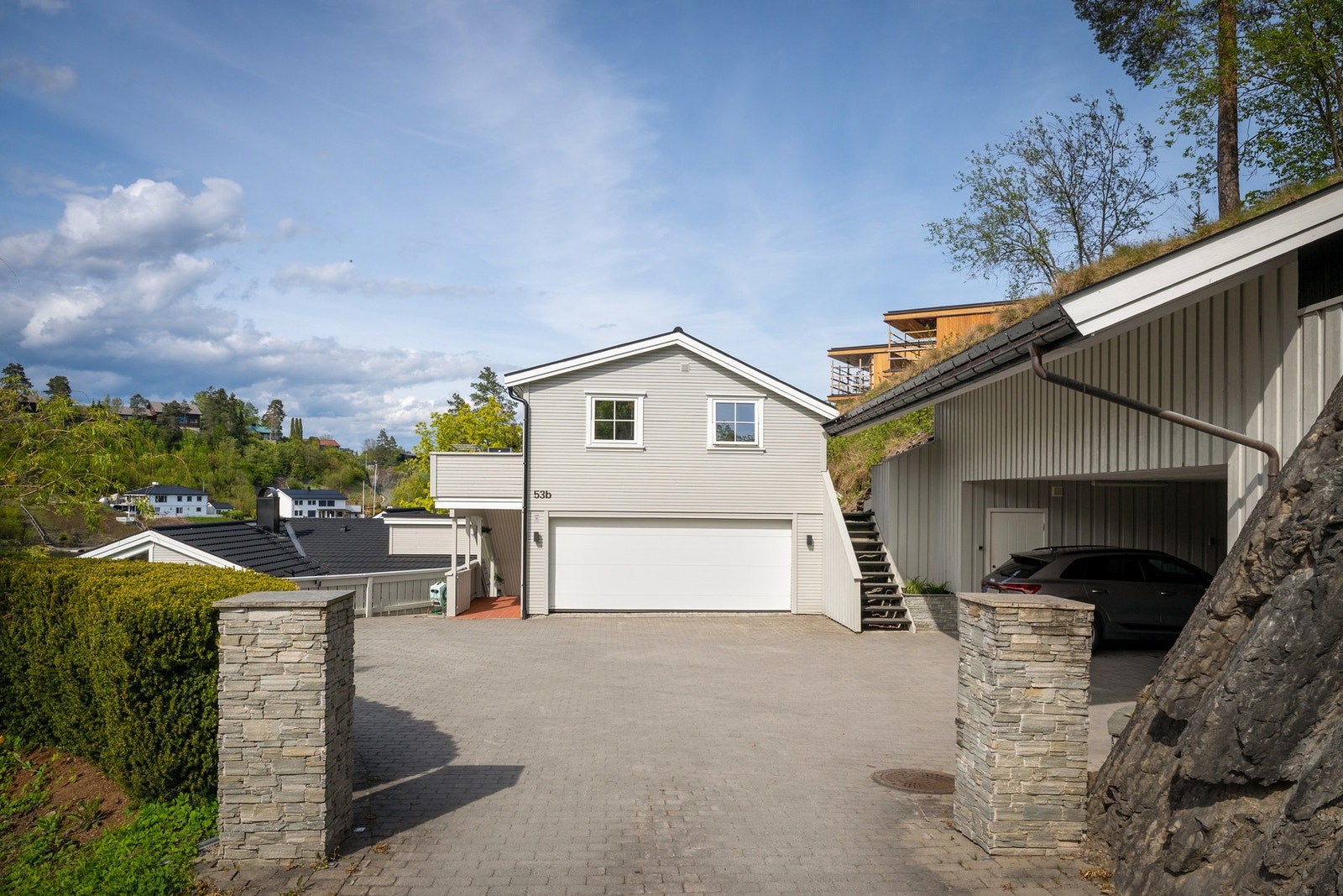Parkeringen er svært god med dobbel garasje, carport med plass til tre biler samt flere biloppstillingsplasser på gårdsplassen. Galleribilde