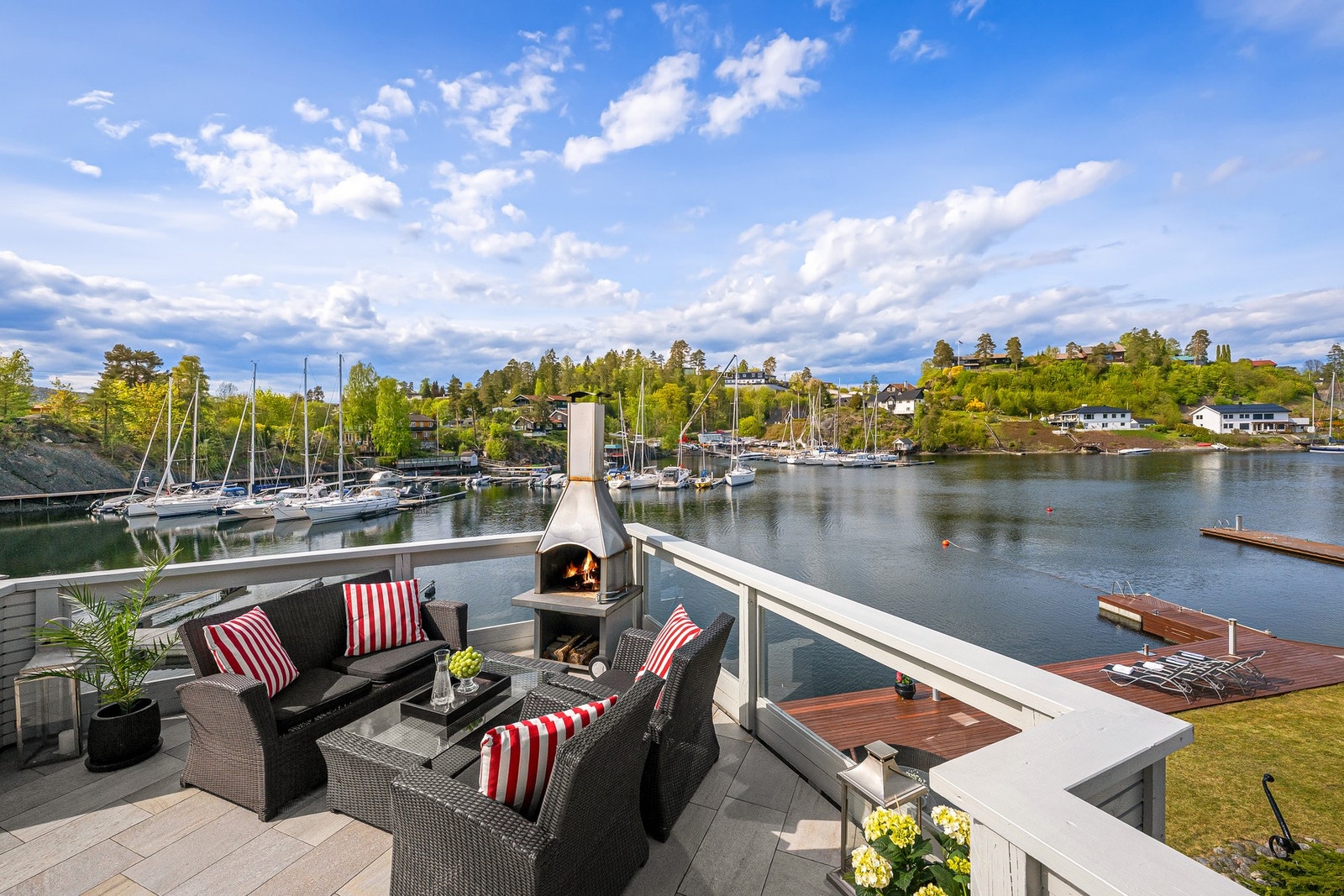 Stor, solrik terrasse med peis og fantastisk utsikt over vannet, båthavnen og det idylliske nærområdet. Galleribilde
