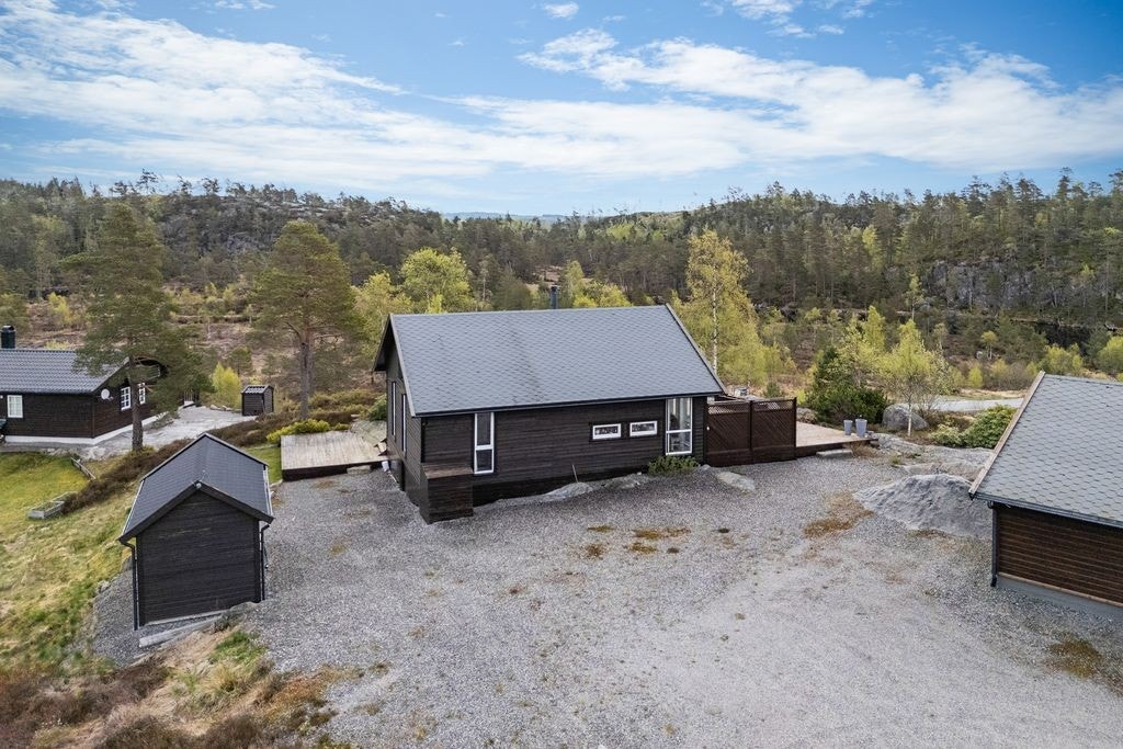 Romslig gårdstun med etablert utebod/vedbod Galleribilde