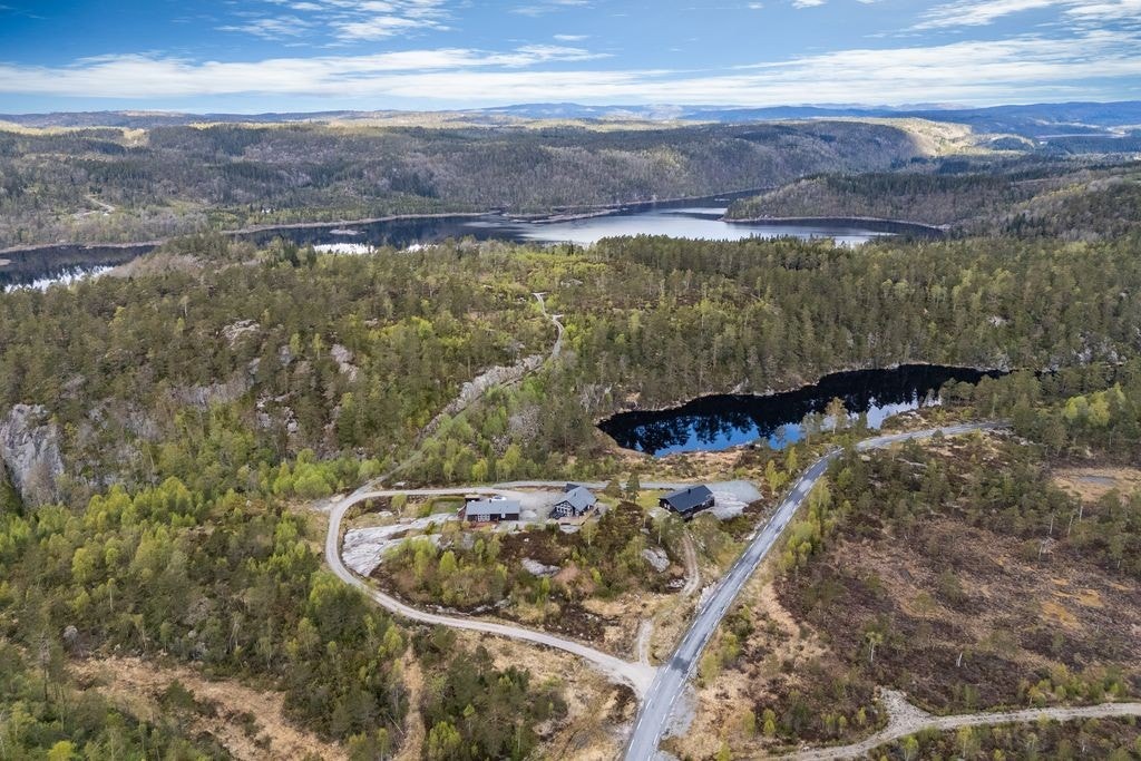 Dronefoto - Eiendommen har adkomst via offentlig veg med liten privat veisubb inn til eiendommen Galleribilde