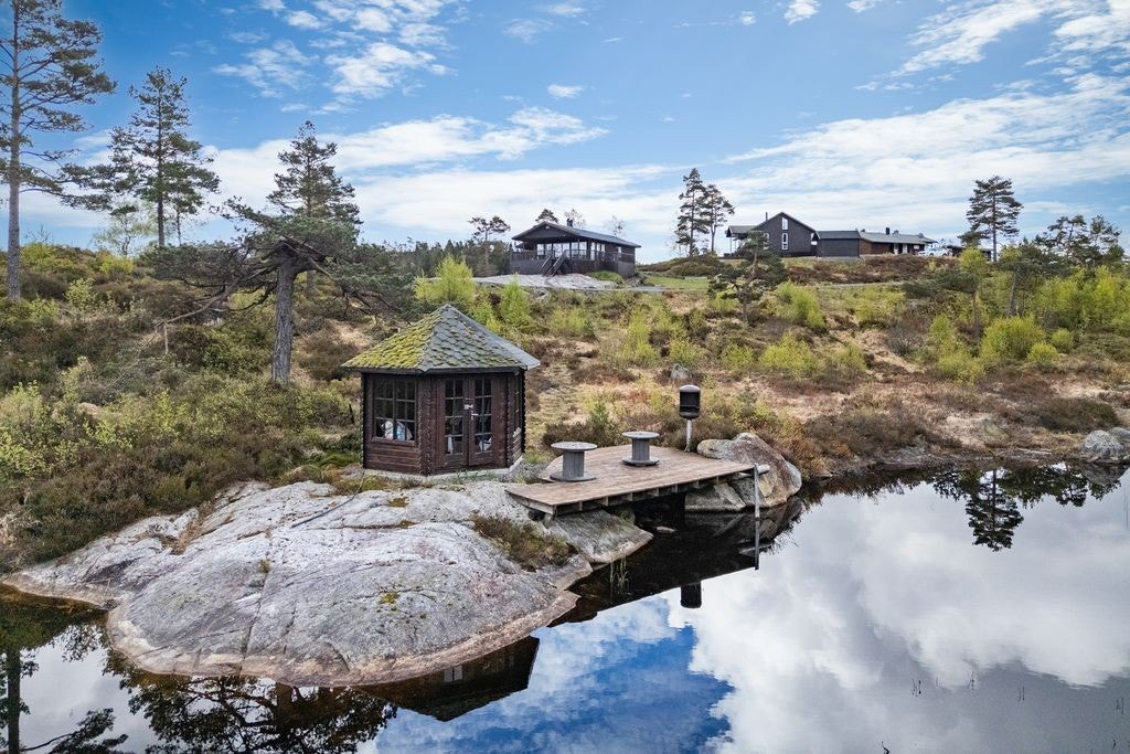 Tjern, bu og brygge står oppført på annen eiendom - Arealene er benyttet som fellesareal av tunet, men det foreligger ikke skriftlig avtale på dette Galleribilde