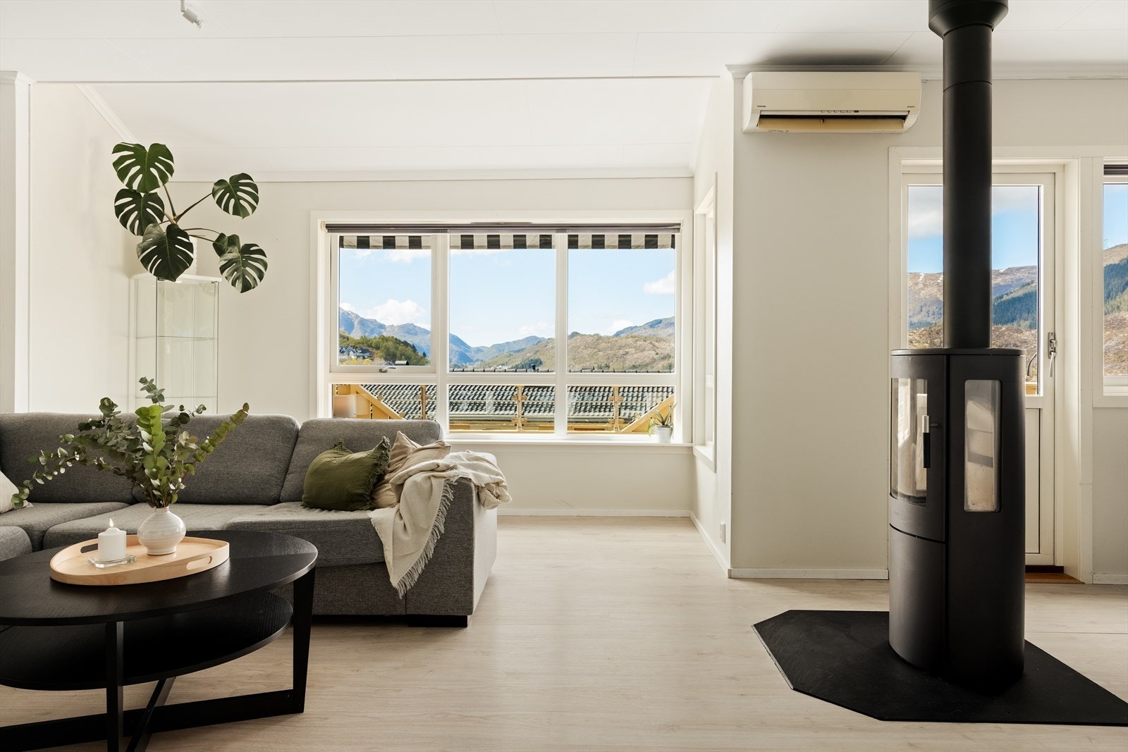 Stuen er romslig og har mer enn god plass til sitte og spisegruppe Galleribilde