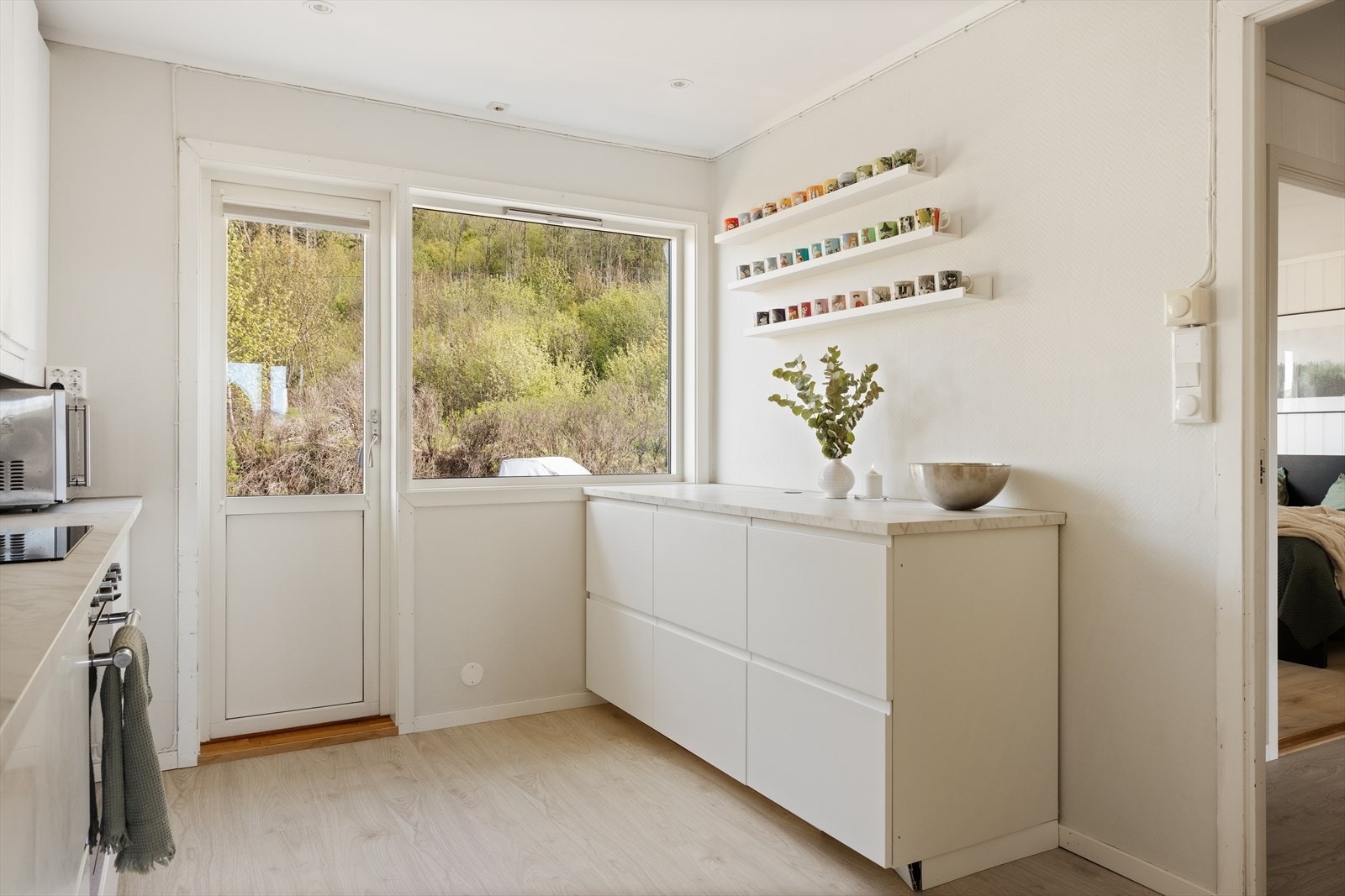 Utgang til terrasse på baksiden av huset Galleribilde