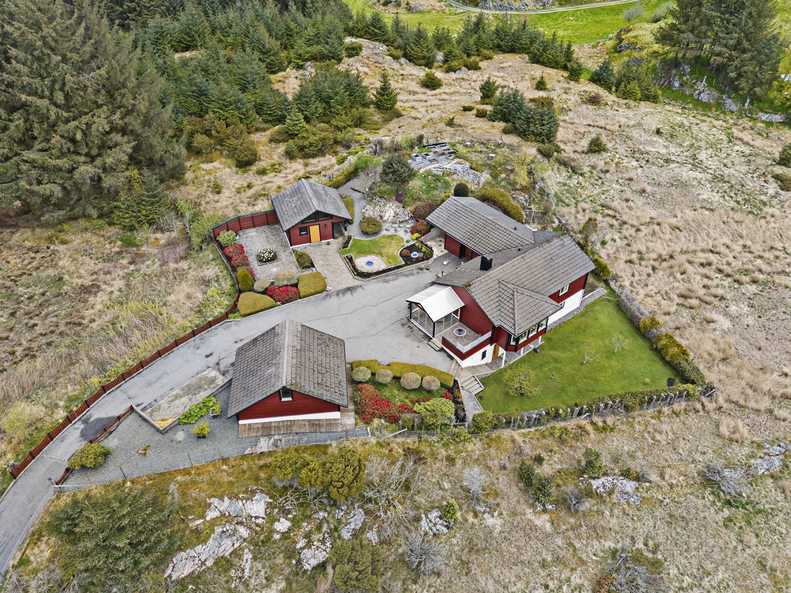 Stor og solrik tomt. Eiendommen har et tilleggsareal med eget bruksnummer (99/30). Galleribilde