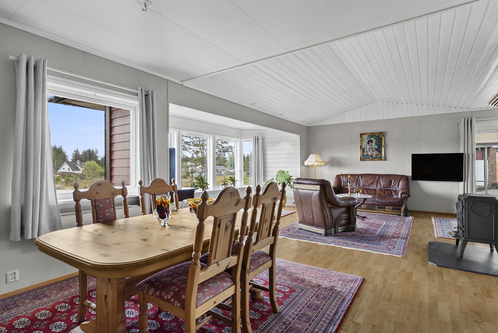 Lys og romslig stue. Galleribilde