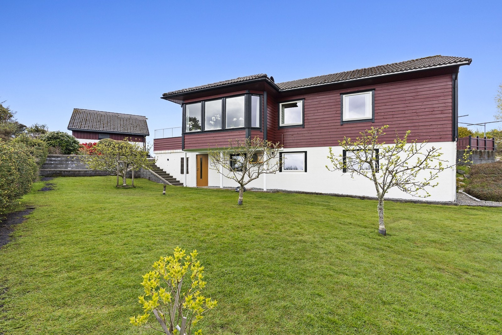Innholdsrik enebolig på stor og solrik tomt. Galleribilde