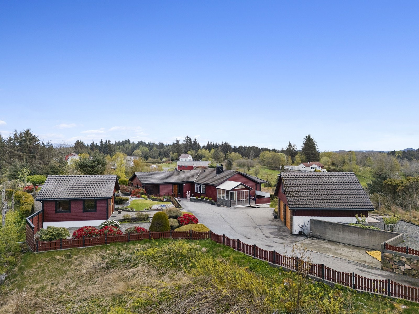 Eiendommen ligger fint til med gode solforhold og et trivelig nærområde som passer både for barnefamilier, par og deg som ønsker en roligere livsstil nær naturen. Galleribilde