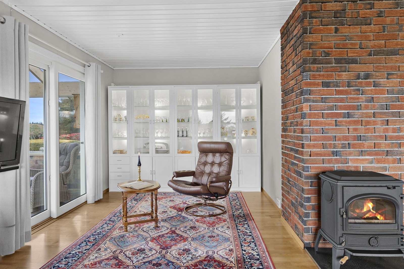 Det er installert varmepumpe og peis, som sørger for et behagelig inneklima. Galleribilde