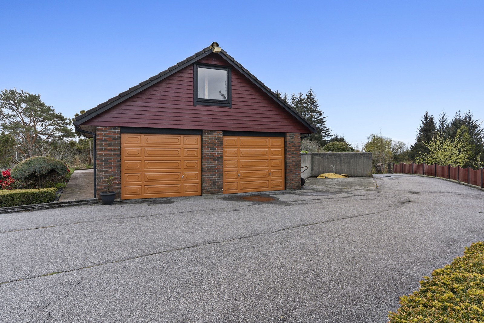 Dobbelgarasje og ellers gode parkeringsmuligheter på tomt. Galleribilde