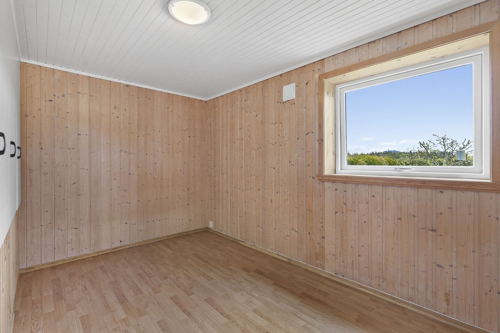 Rommene er romslige med plass til seng, nattbord og annet ønsket møblement. Galleribilde