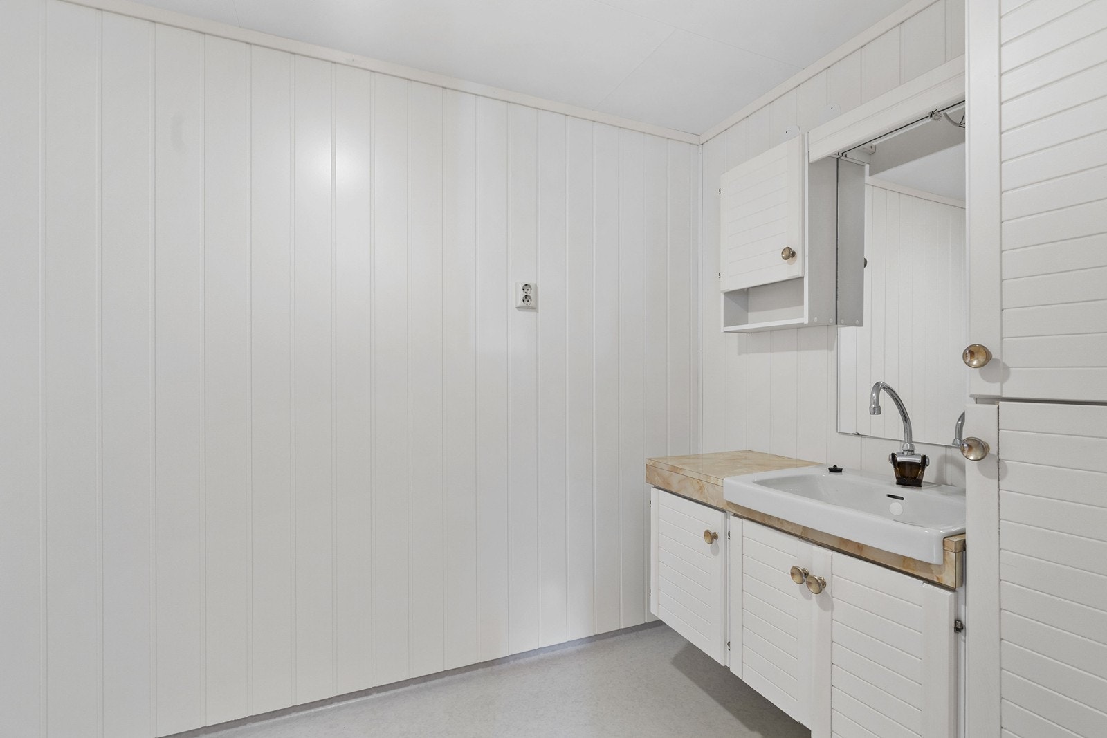 Eget toalettrom innredet med baderomsinnredning med servant og toalett. Galleribilde