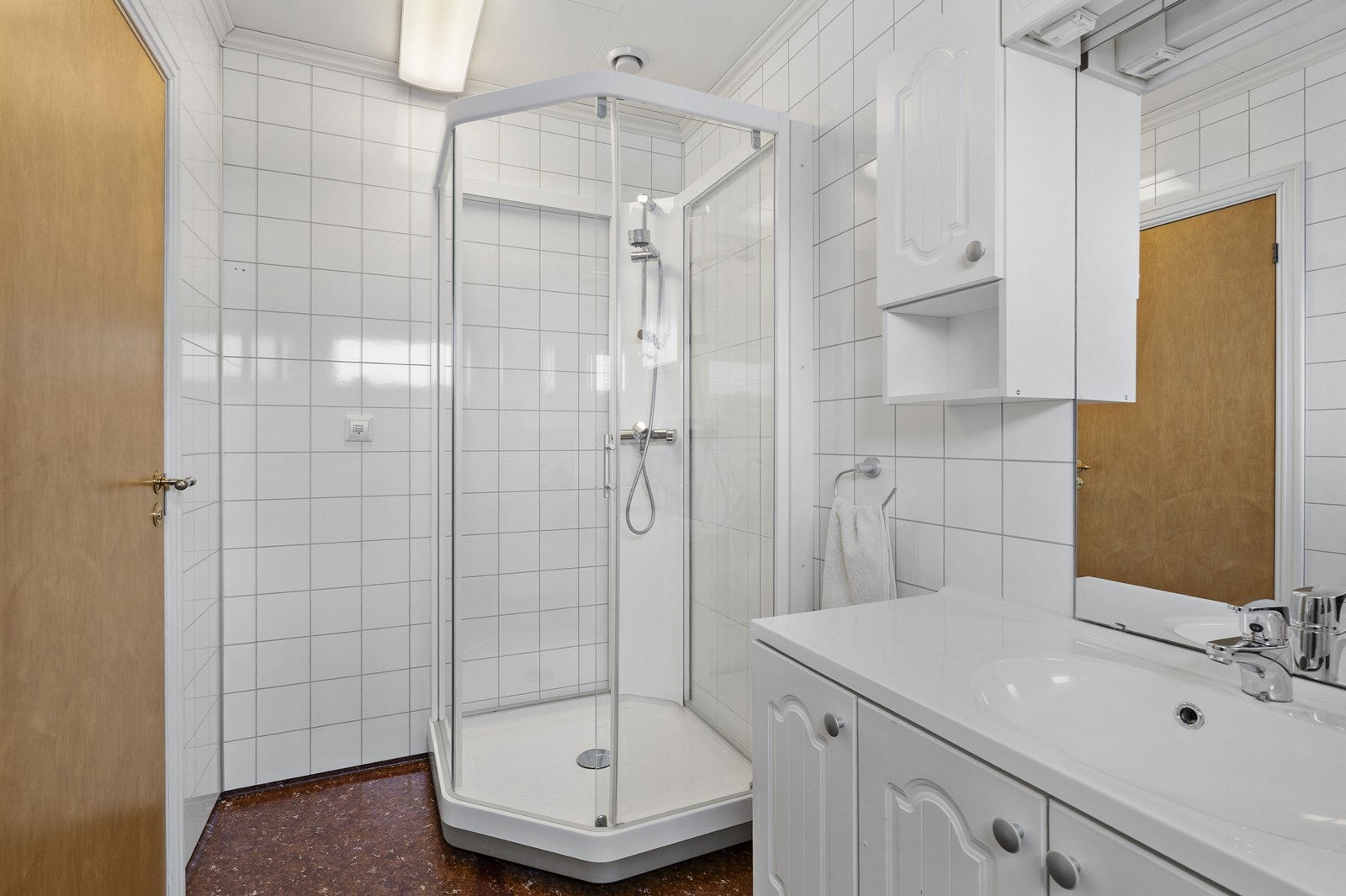 I tilknytning til hovedsoverom er det et bad innredet med baderomsinnredning med servant og dusjkabinett. Galleribilde